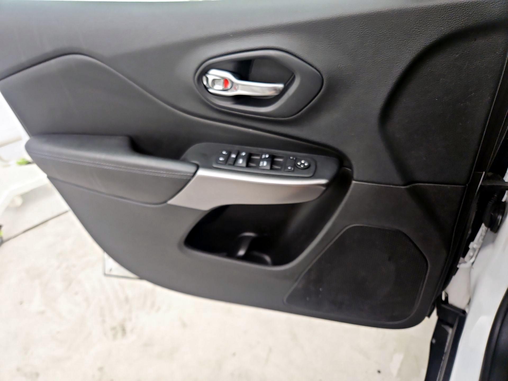 Thumbnail: 2019 Jeep Cherokee - 12