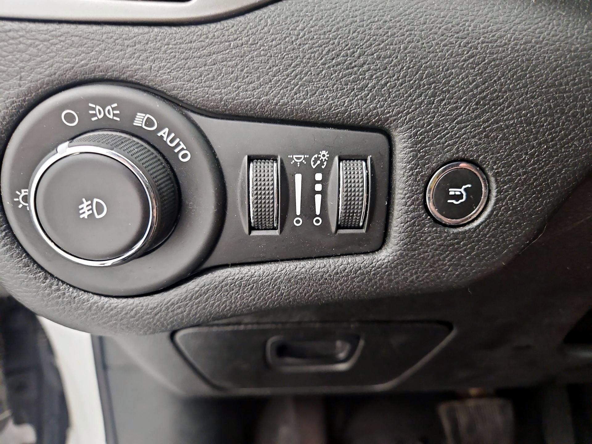 Thumbnail: 2019 Jeep Cherokee - 13
