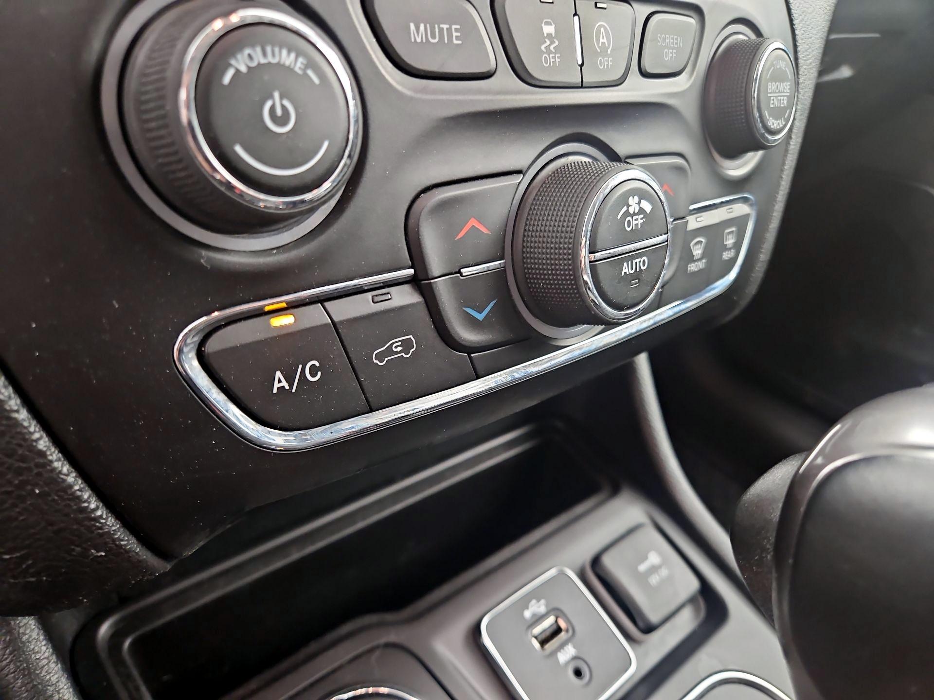 Thumbnail: 2019 Jeep Cherokee - 16