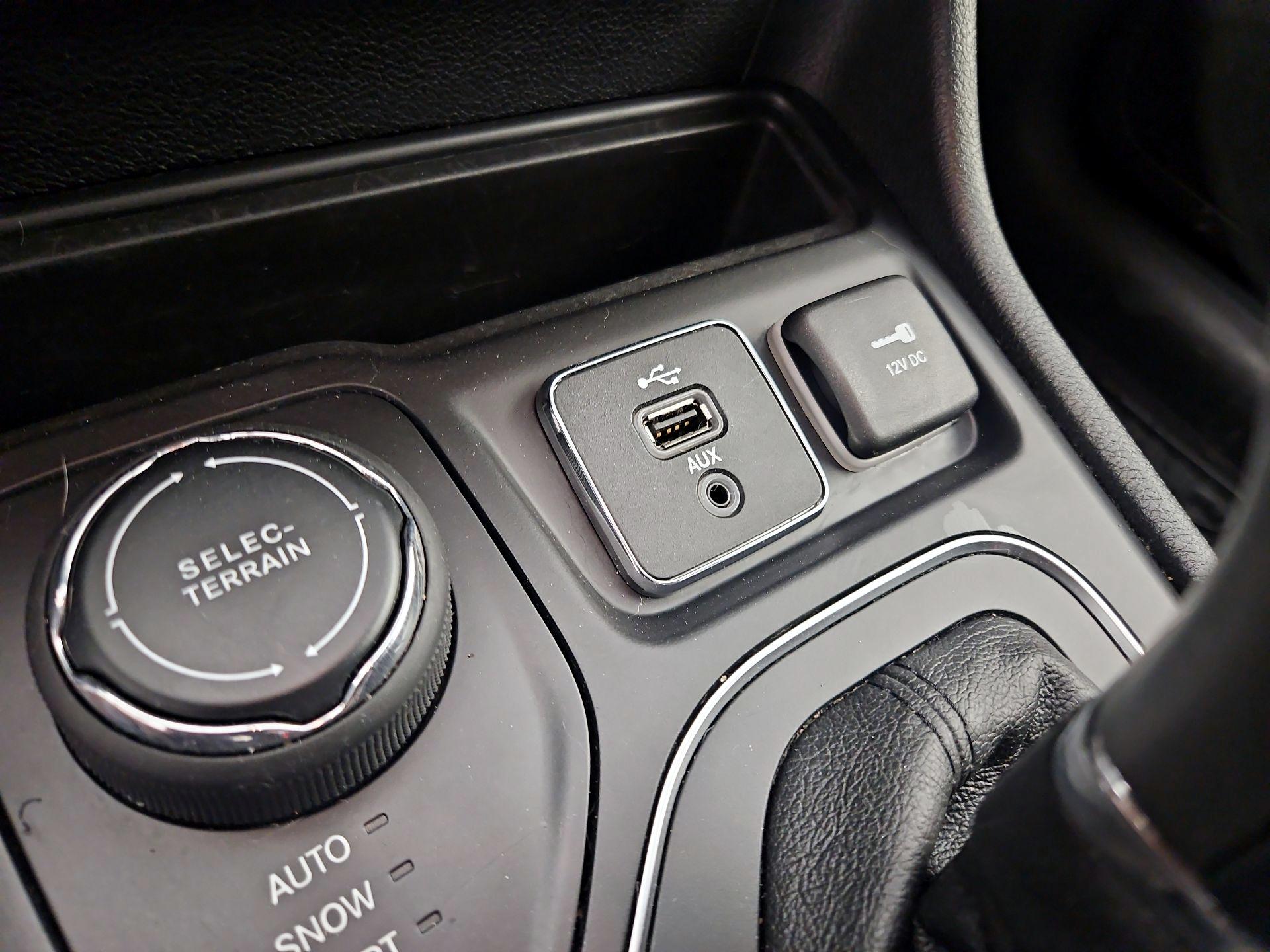 Thumbnail: 2019 Jeep Cherokee - 18