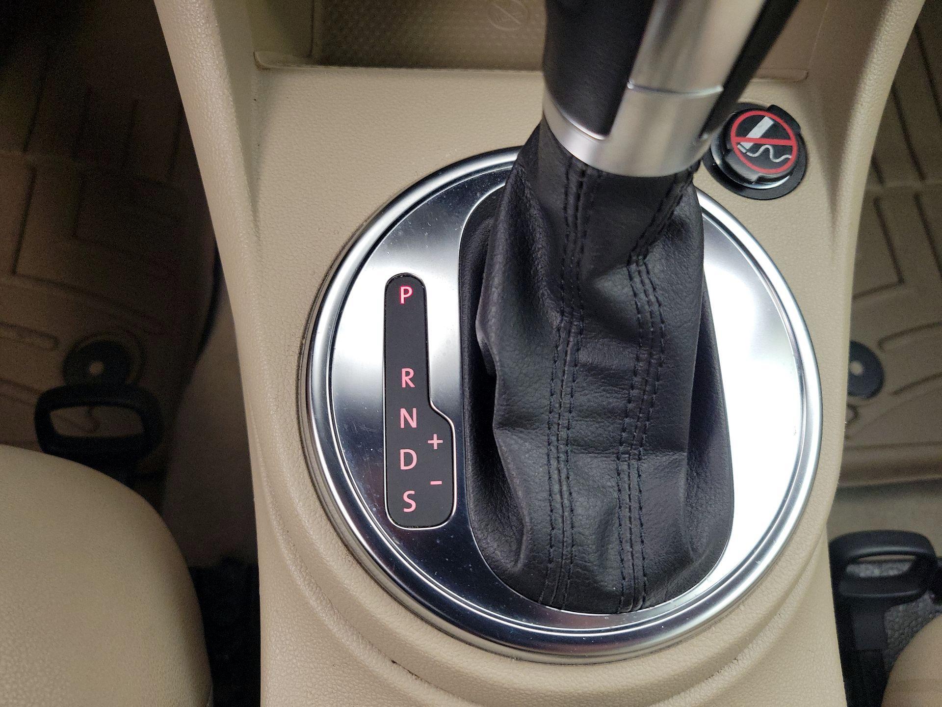 Thumbnail: 2013 Volkswagen Beetle - 16
