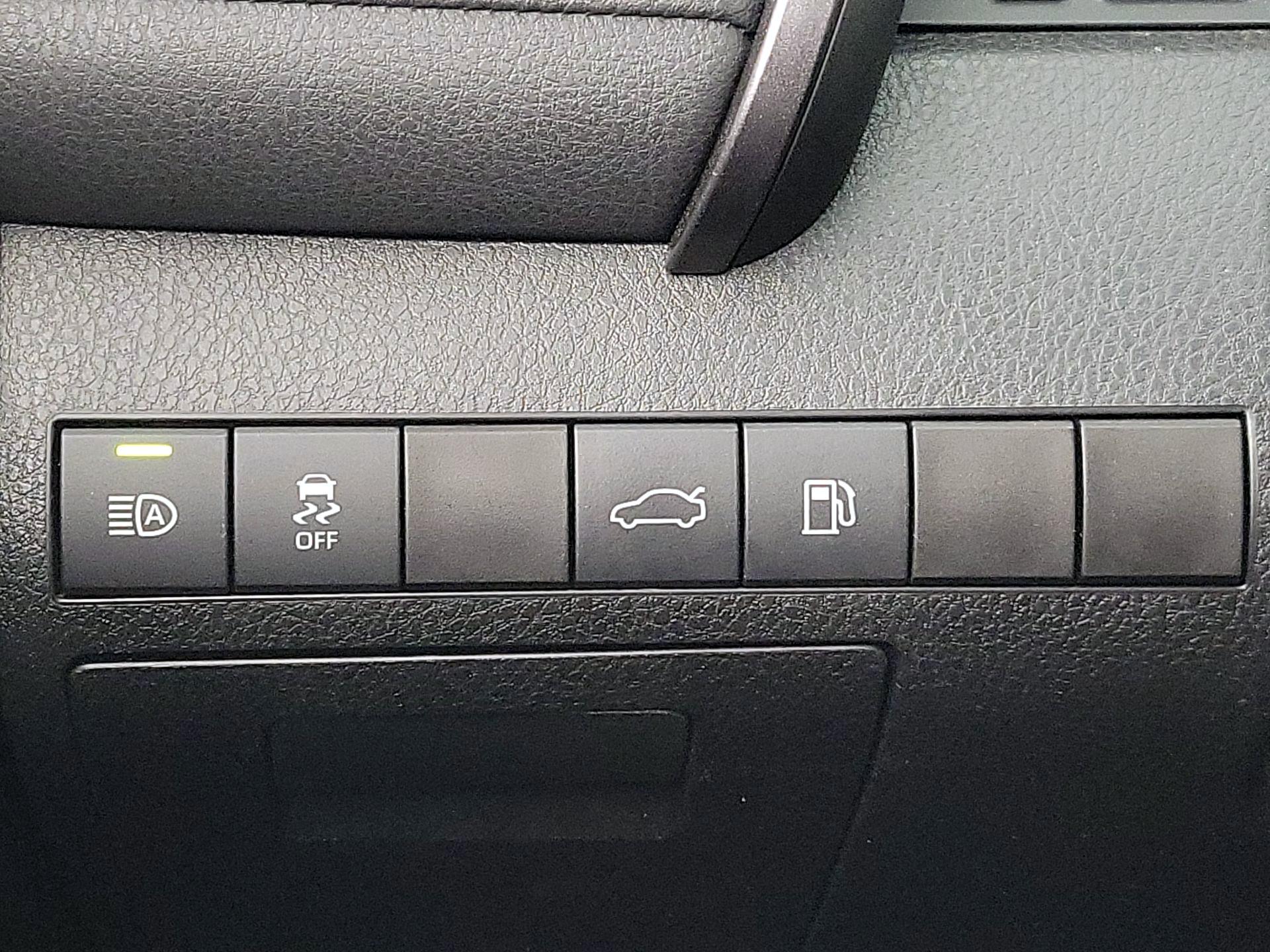 Thumbnail: 2018 Toyota Camry - 13