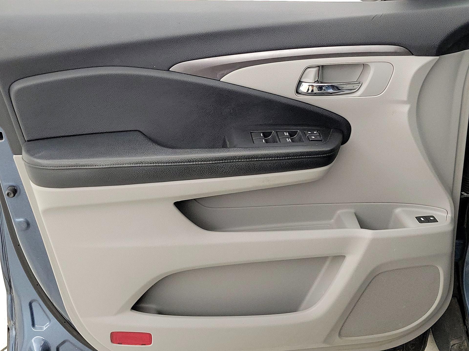 Thumbnail: 2017 Honda Pilot - 12