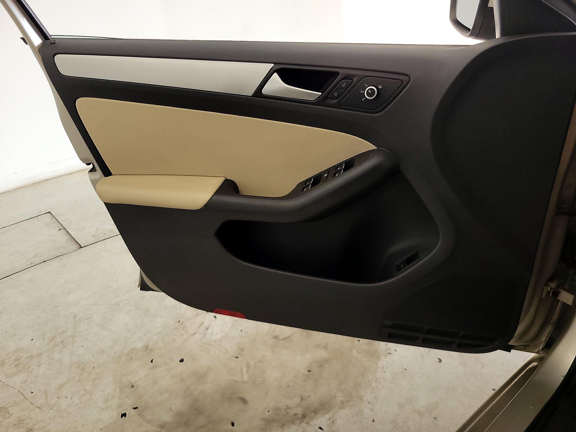 Thumbnail: 2014 Volkswagen Jetta - 12