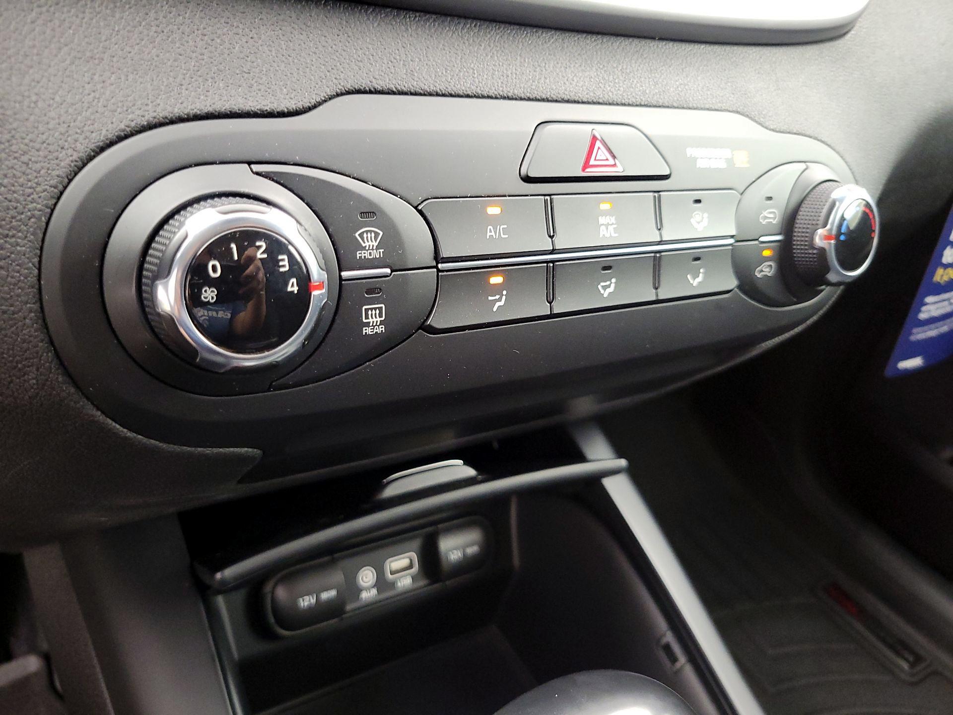 Thumbnail: 2016 Kia Sorento - 16