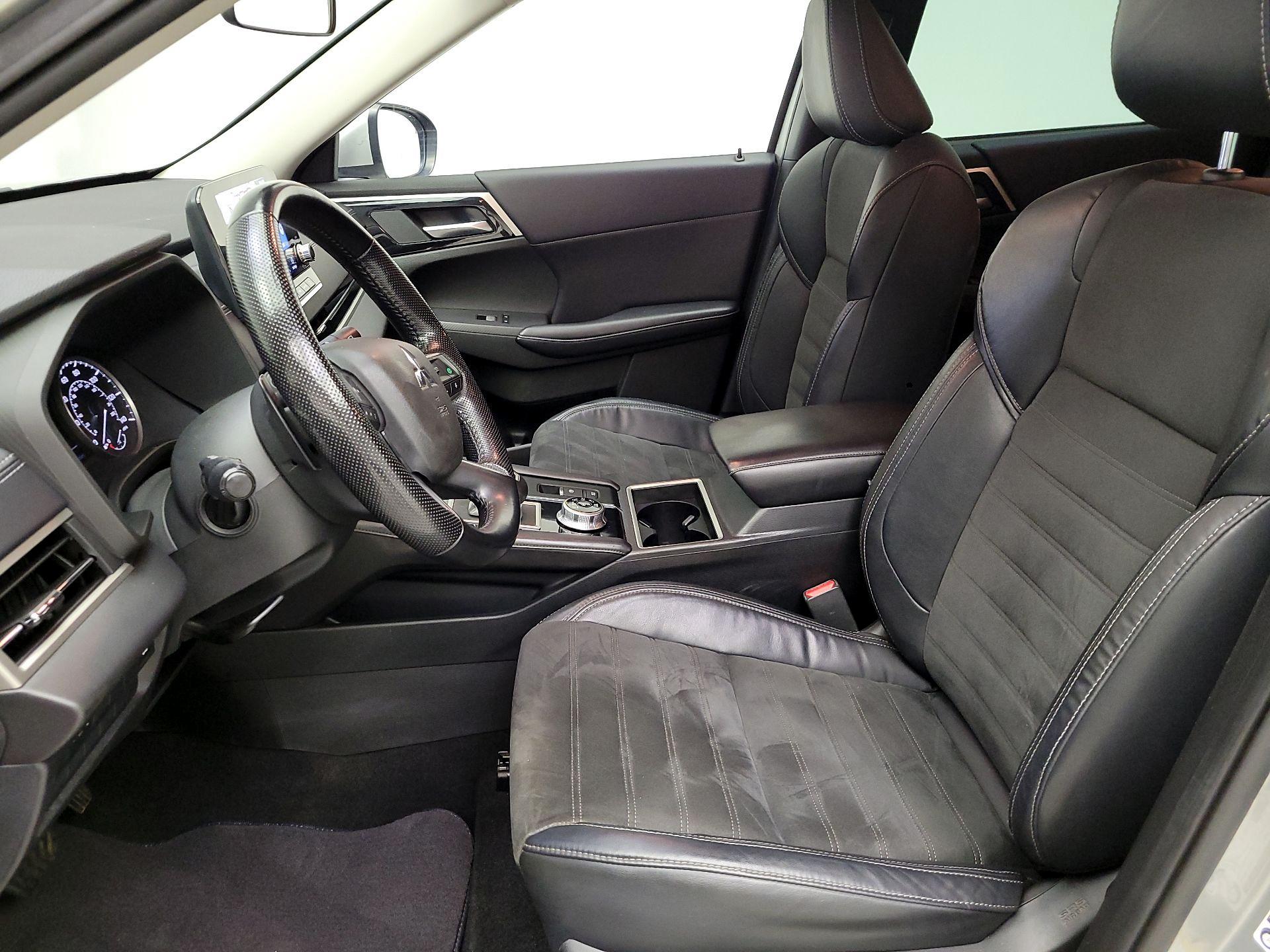 Thumbnail: 2022 Mitsubishi Outlander - 11