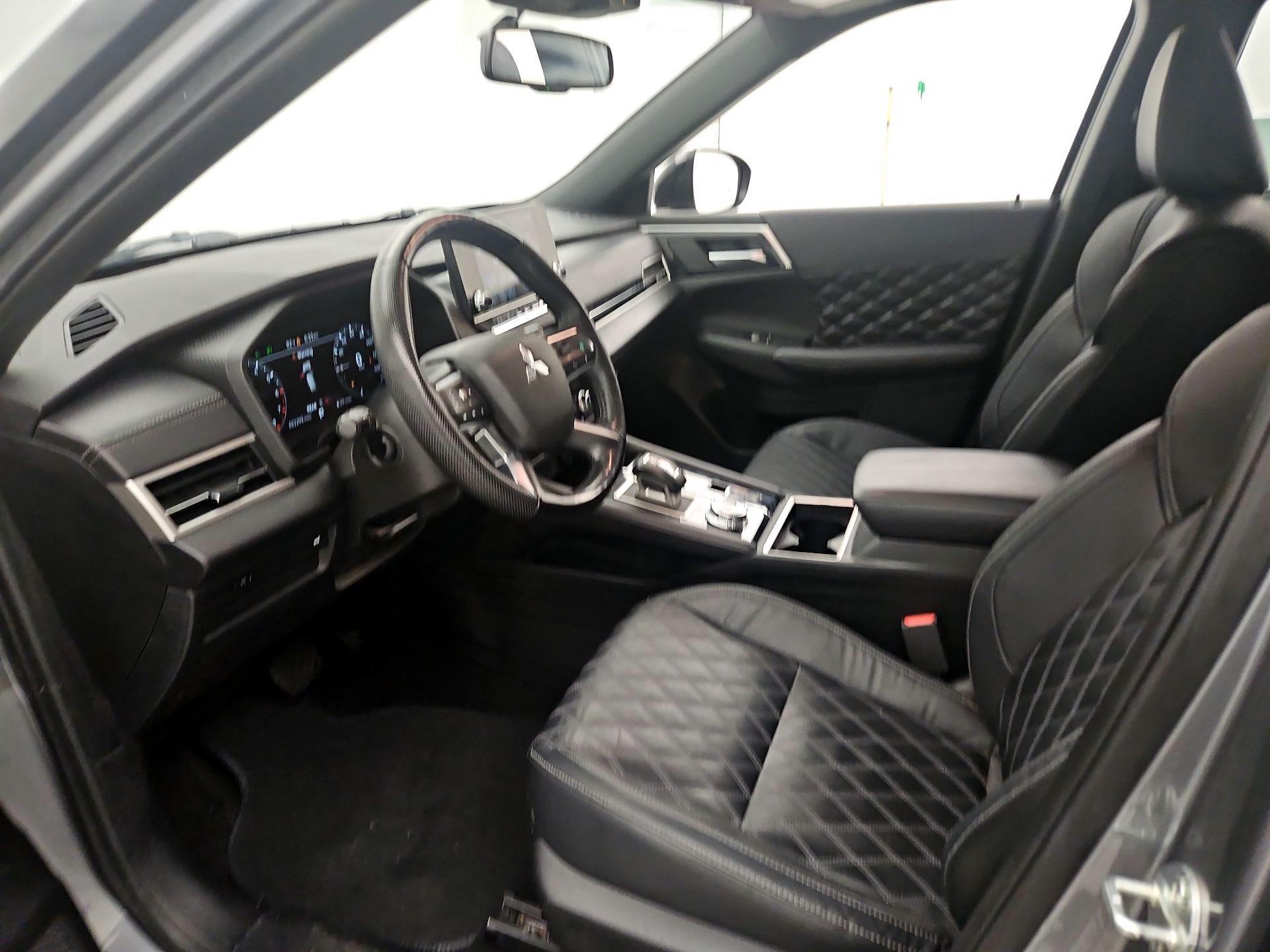 Thumbnail: 2023 Mitsubishi Outlander - 11