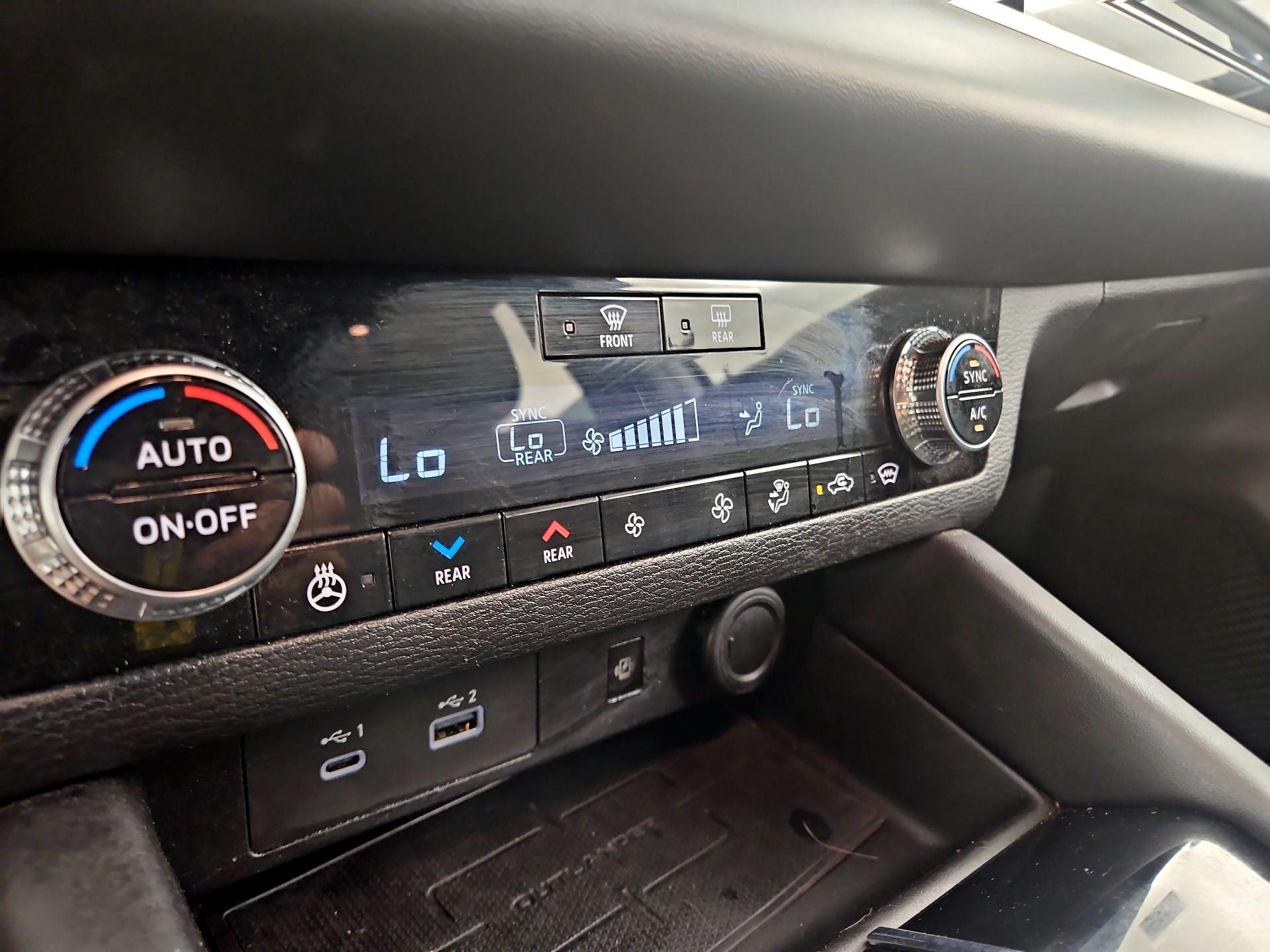 Thumbnail: 2023 Mitsubishi Outlander - 16