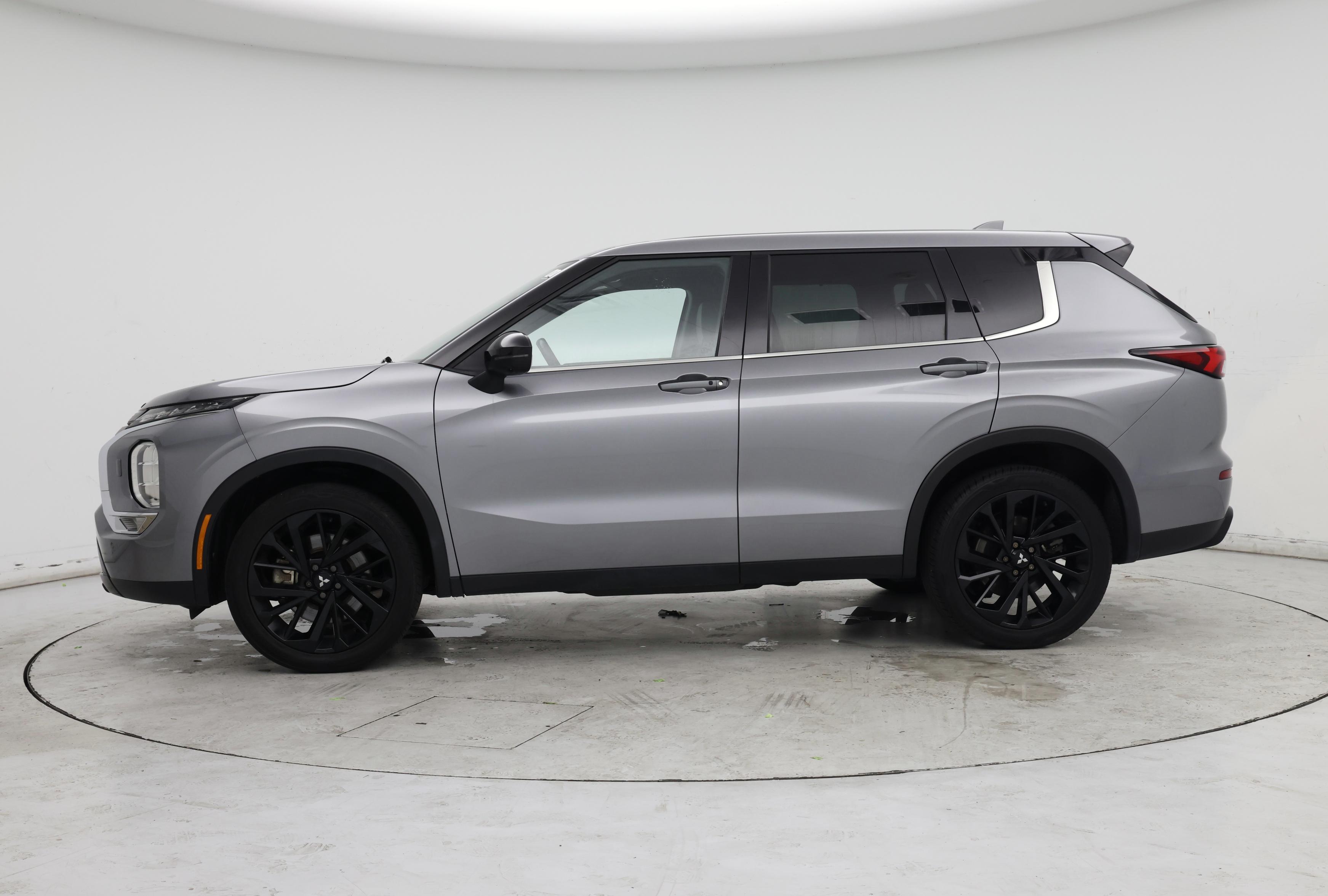 Thumbnail: 2023 Mitsubishi Outlander - 3