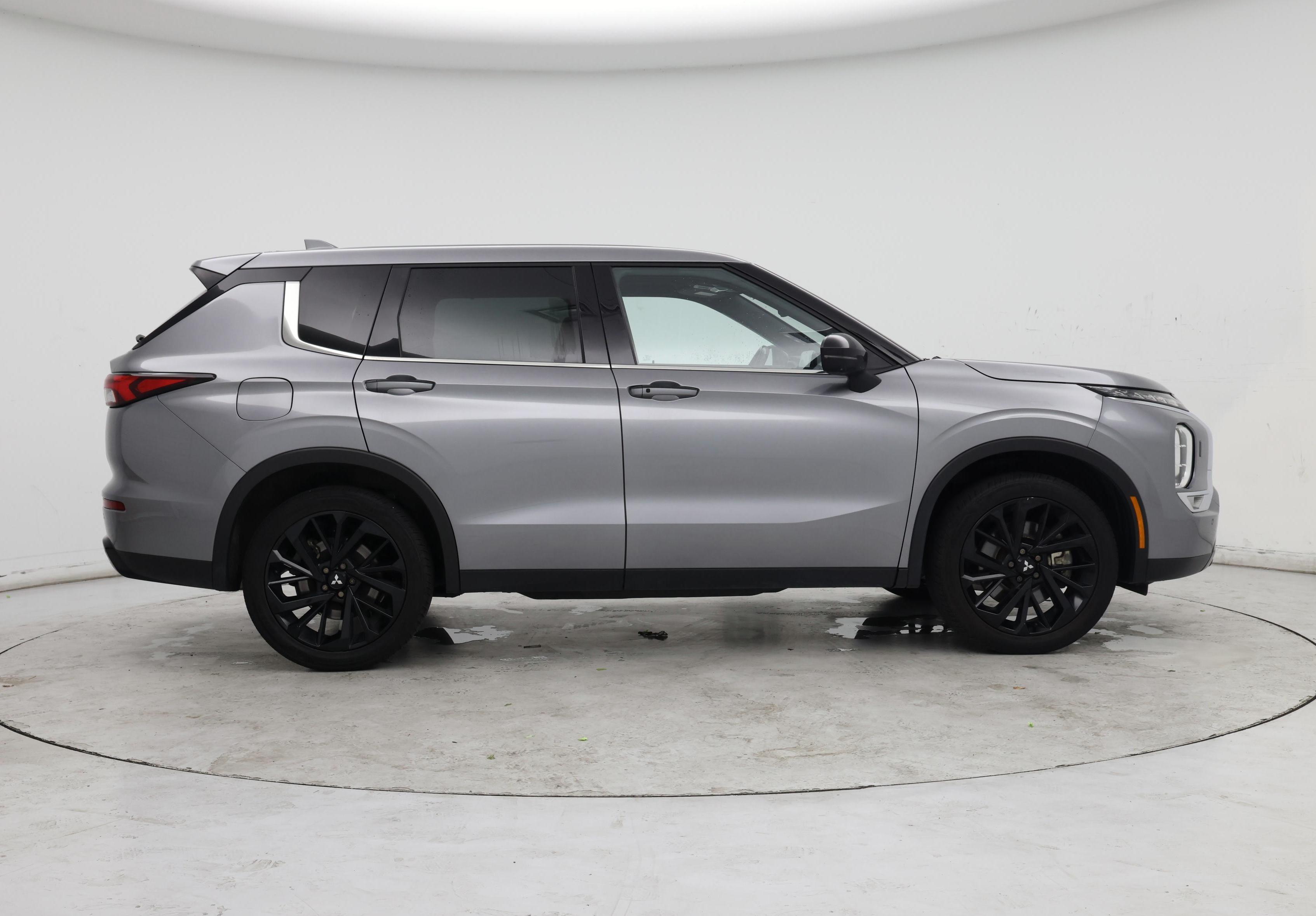 Thumbnail: 2023 Mitsubishi Outlander - 7