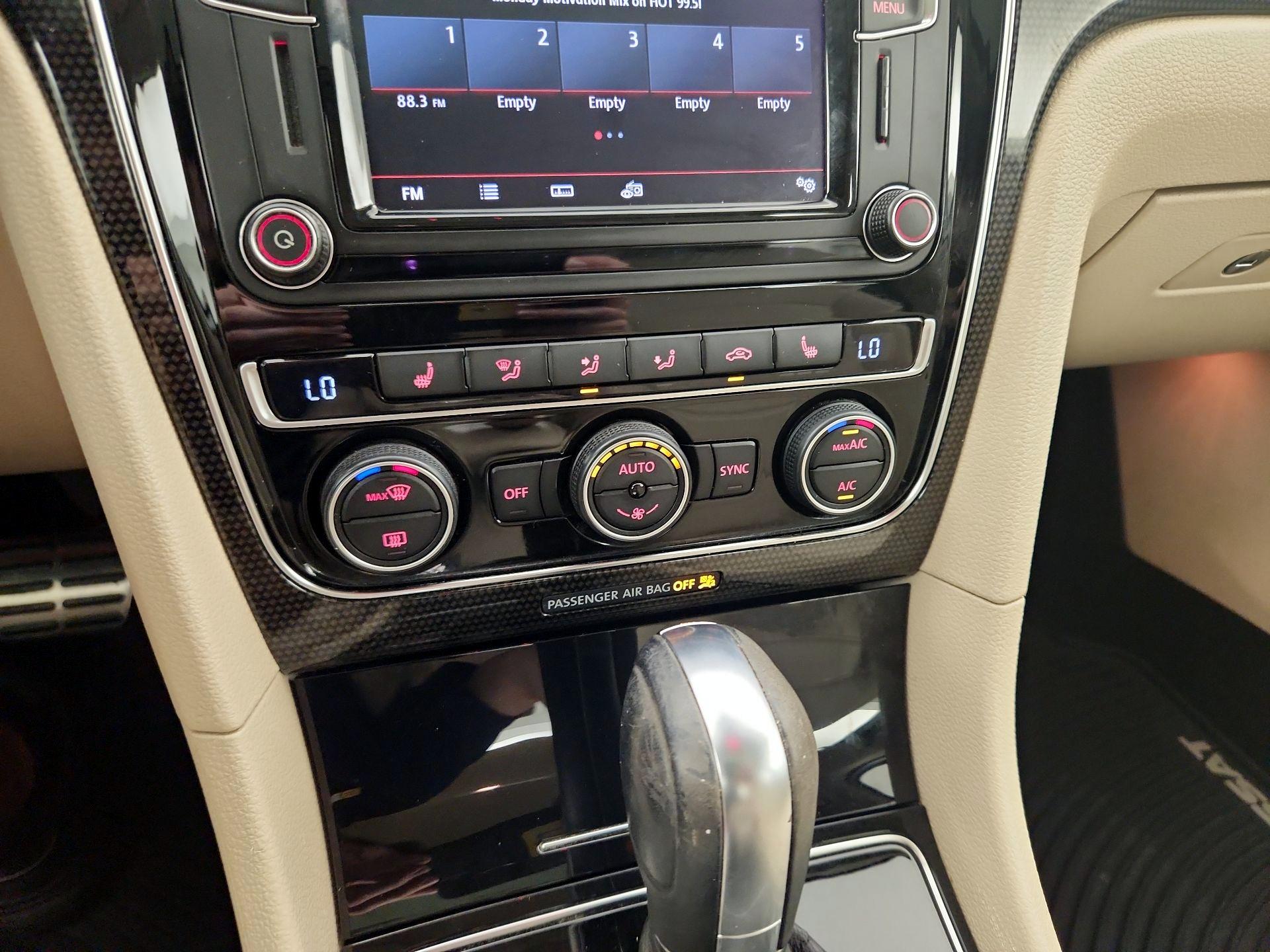 Thumbnail: 2019 Volkswagen Passat - 16
