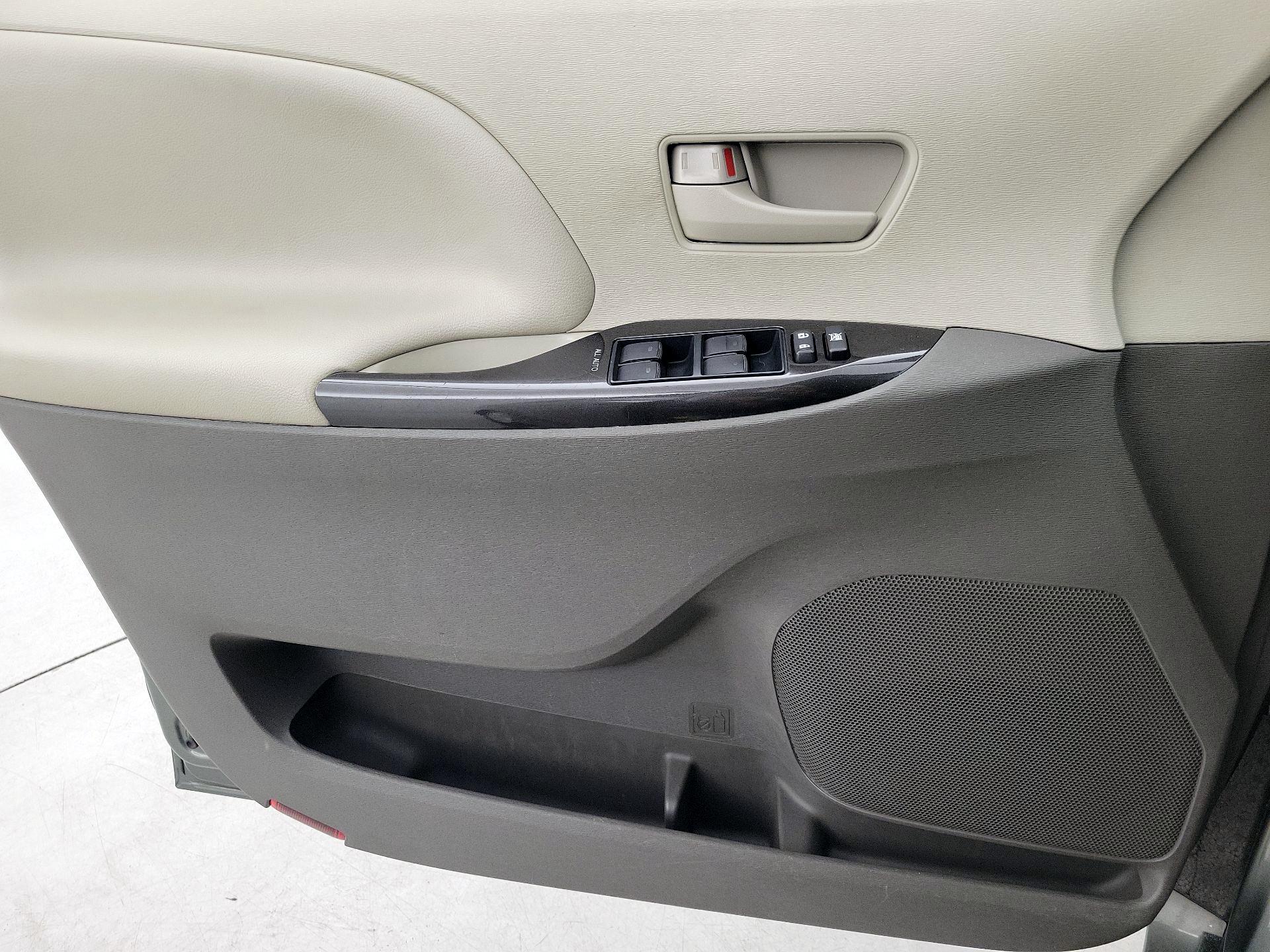 Thumbnail: 2013 Toyota Sienna - 12