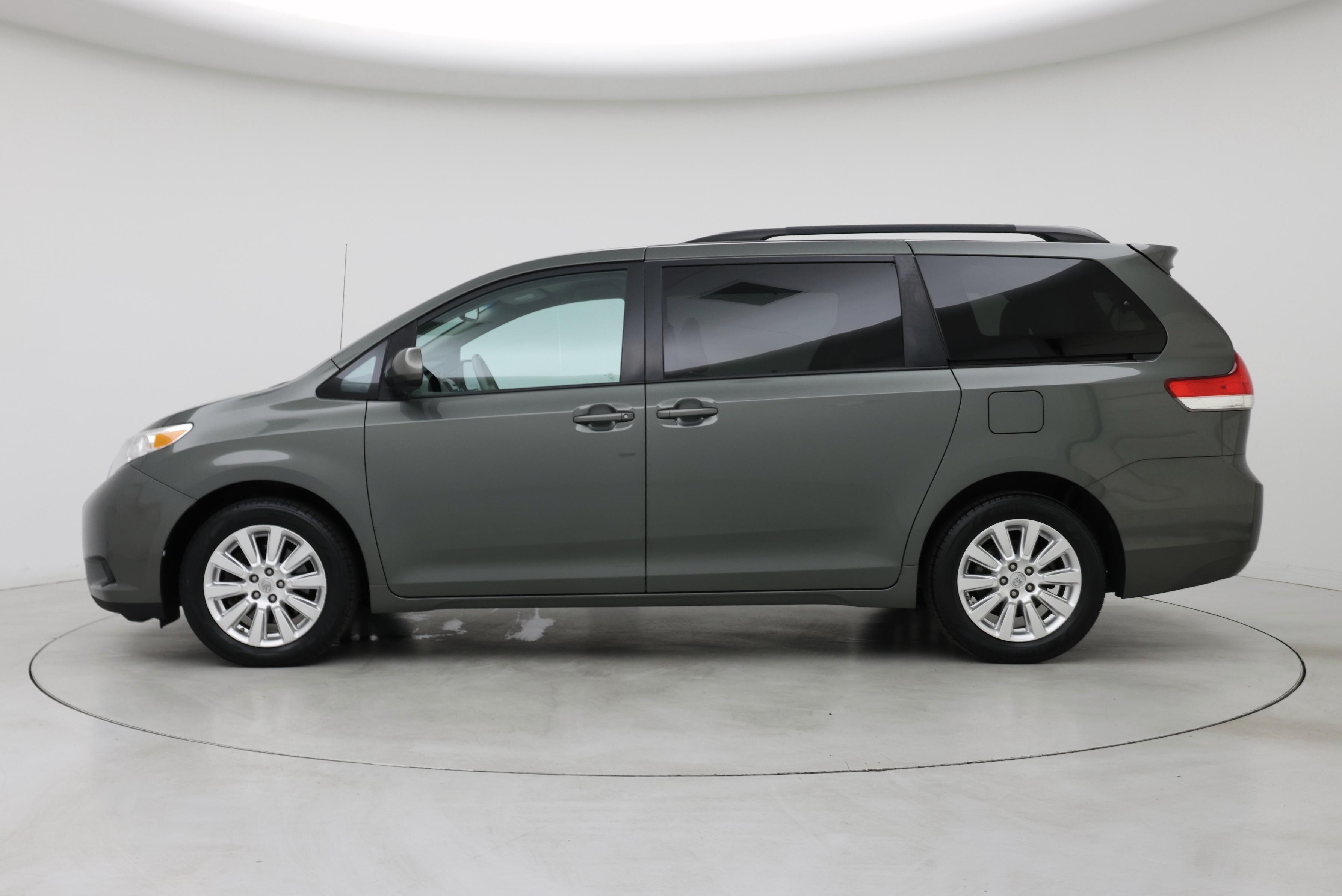 Thumbnail: 2013 Toyota Sienna - 3