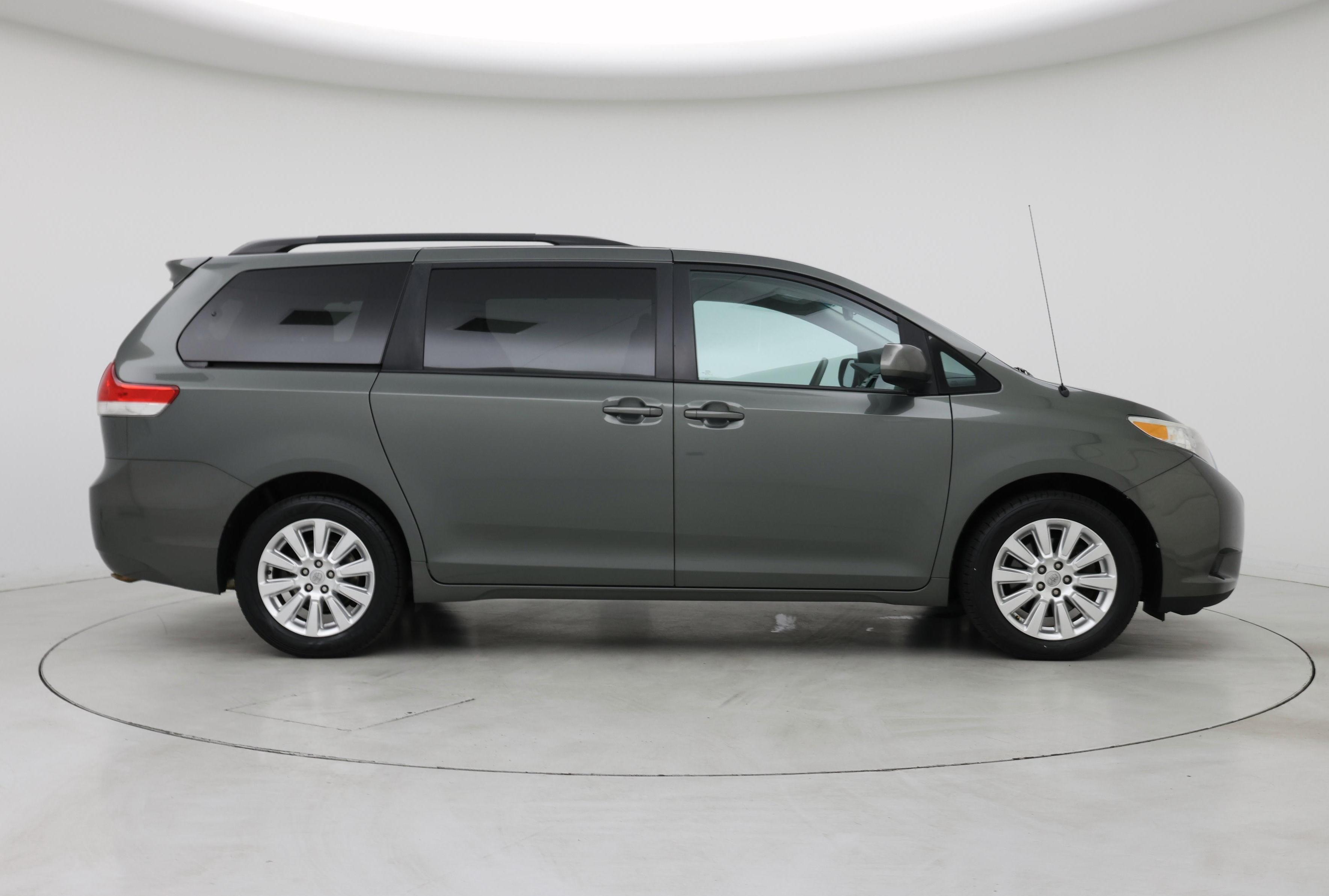 Thumbnail: 2013 Toyota Sienna - 7