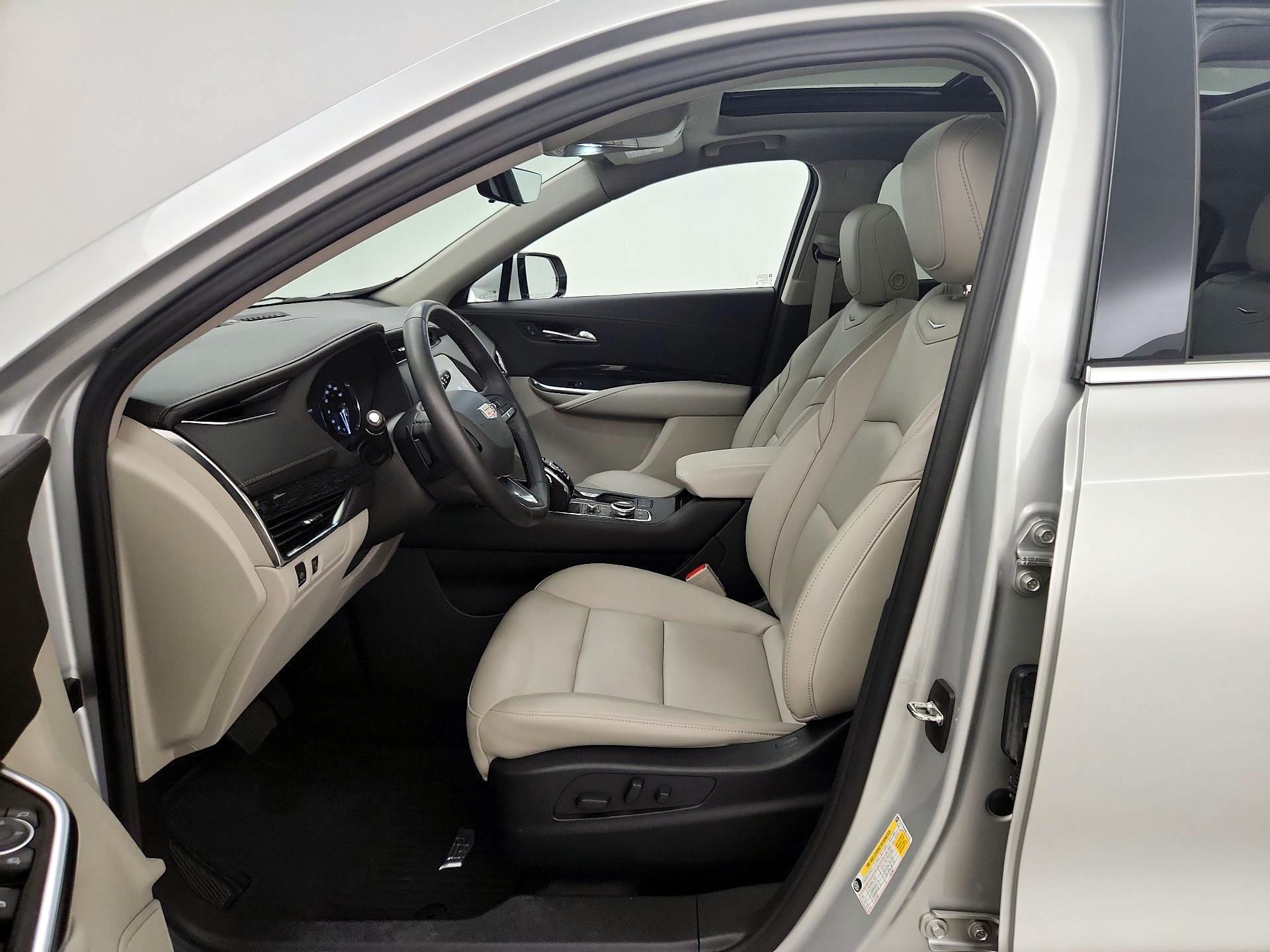 Thumbnail: 2022 Cadillac XT4 - 11