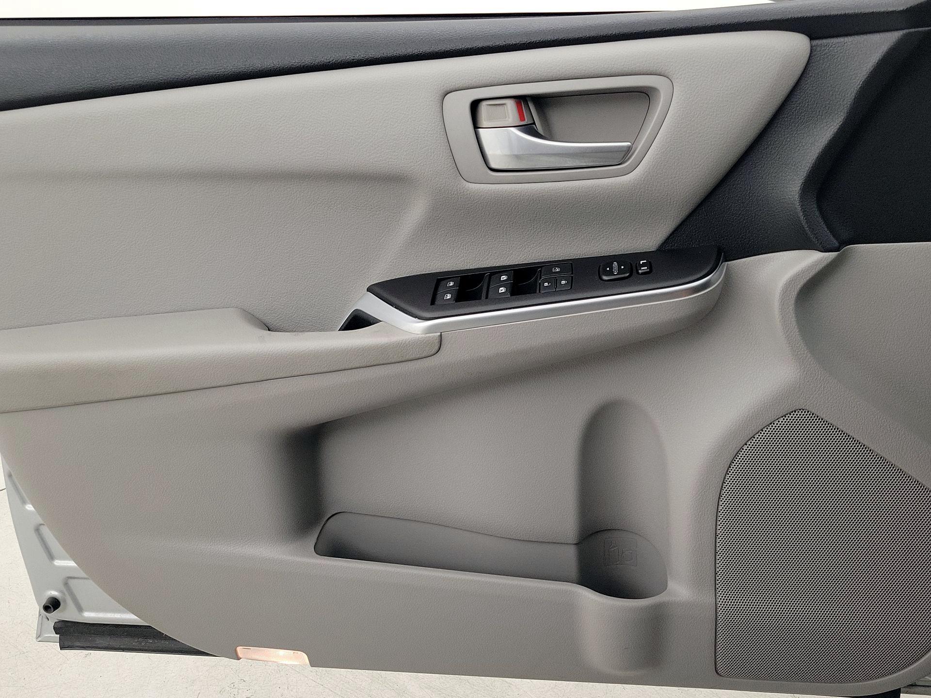 Thumbnail: 2016 Toyota Camry - 12