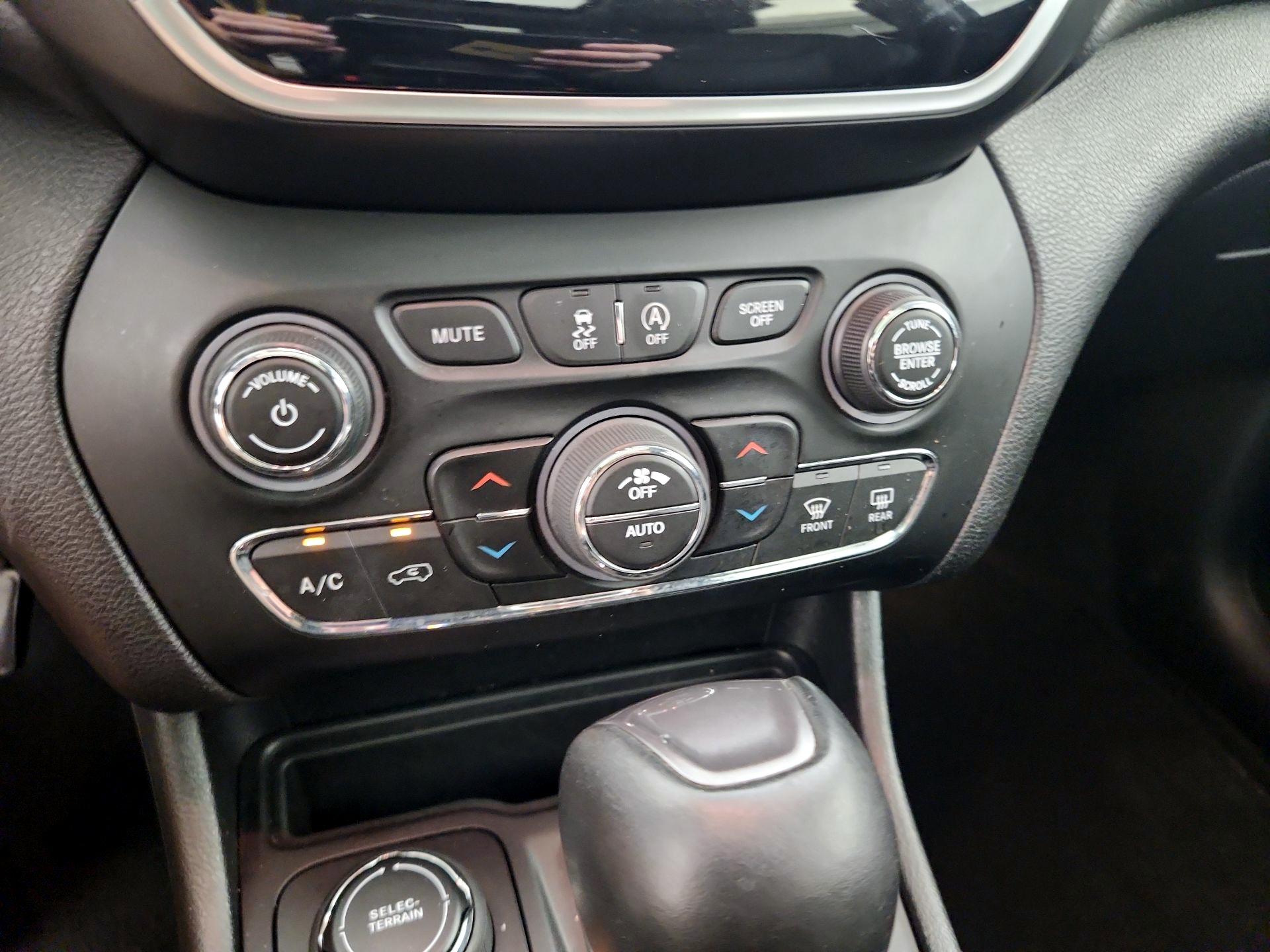 Thumbnail: 2021 Jeep Cherokee - 16