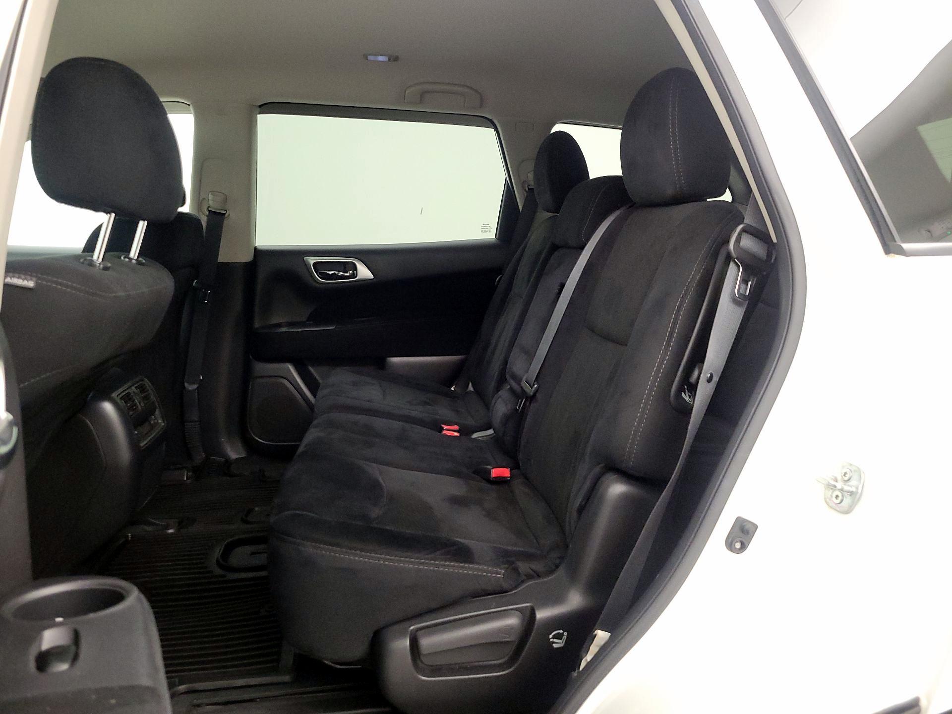 Thumbnail: 2016 Nissan Pathfinder - 18