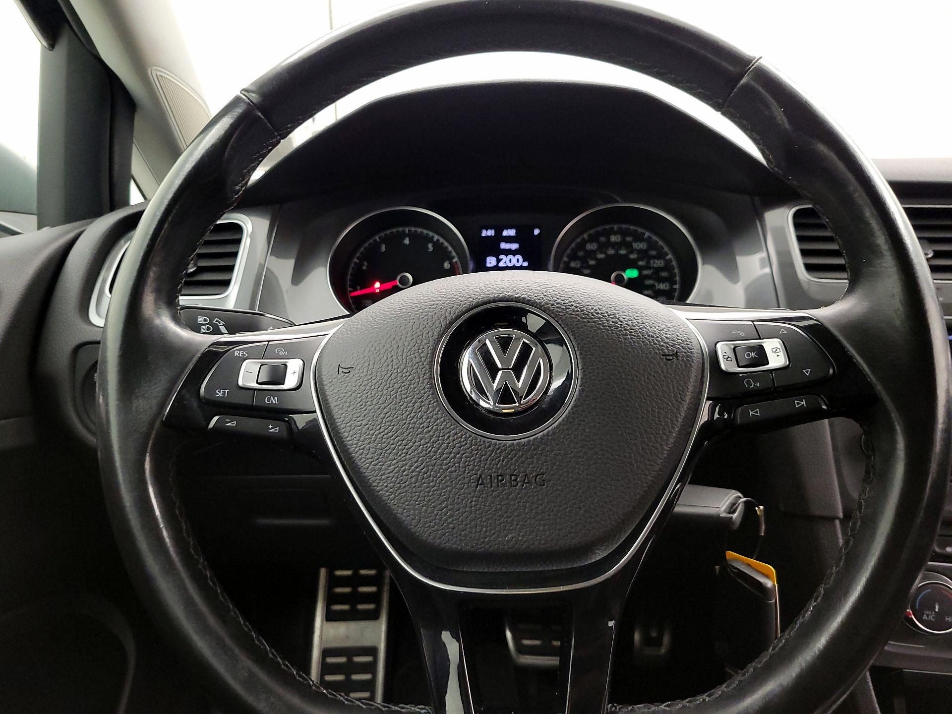 Thumbnail: 2017 Volkswagen Golf - 10