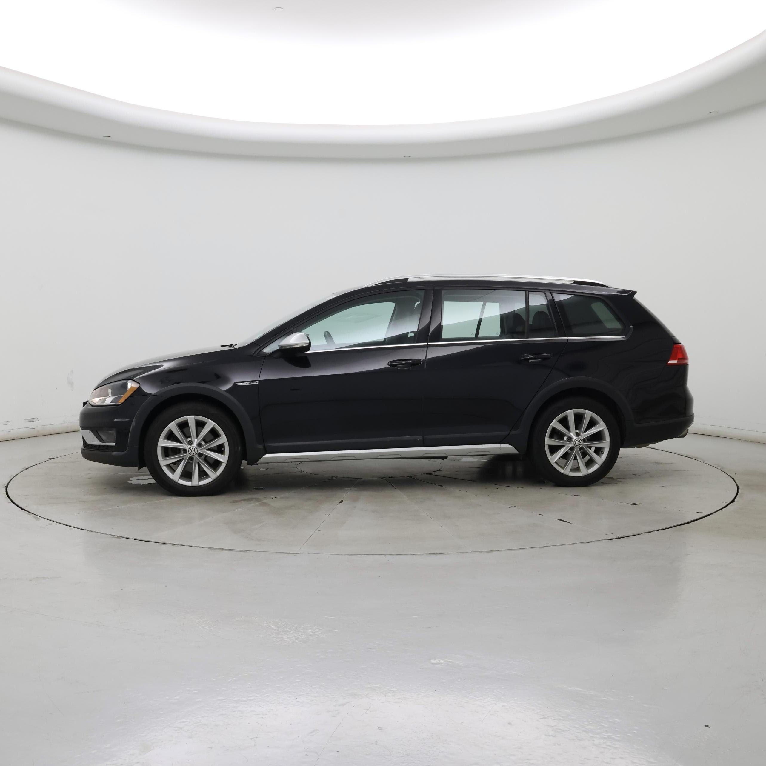Thumbnail: 2017 Volkswagen Golf - 3