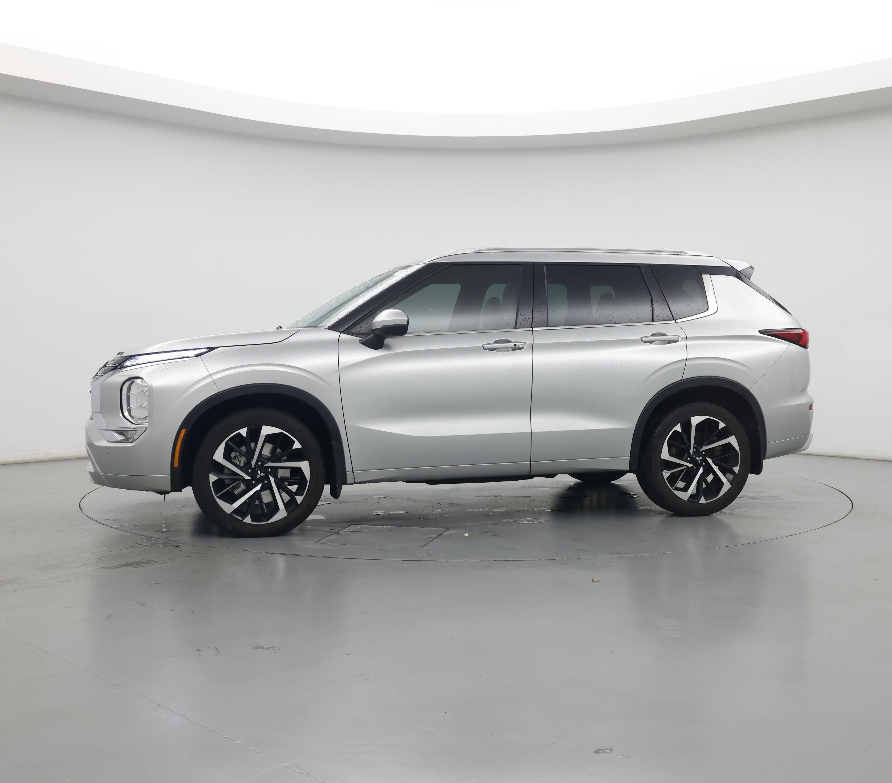 Thumbnail: 2023 Mitsubishi Outlander - 3