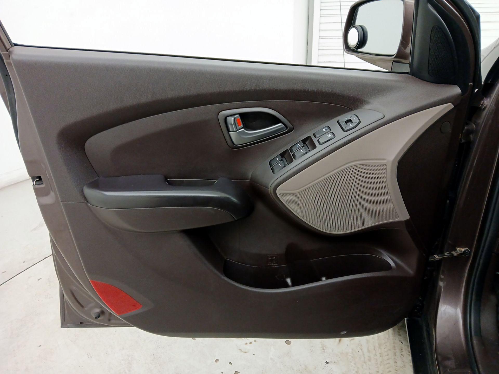 Thumbnail: 2015 Hyundai Tucson - 12