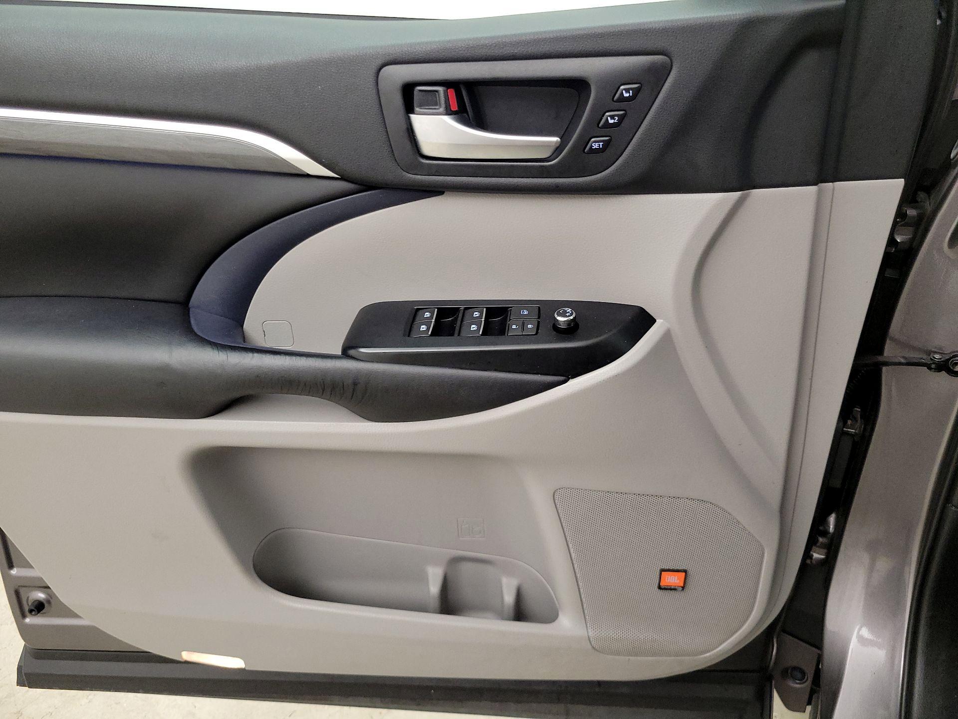 Thumbnail: 2019 Toyota Highlander - 12