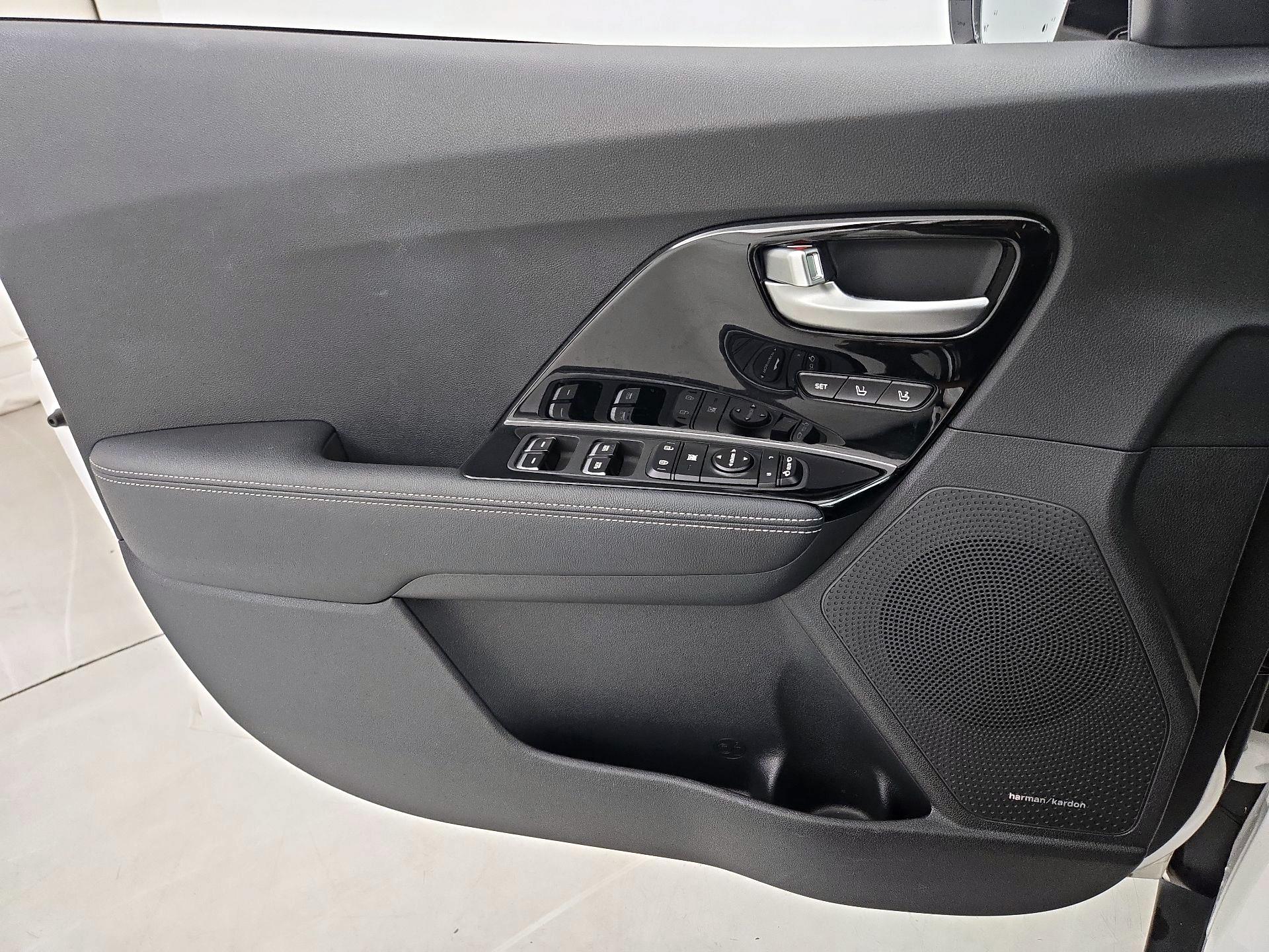 Thumbnail: 2020 Kia Niro - 12