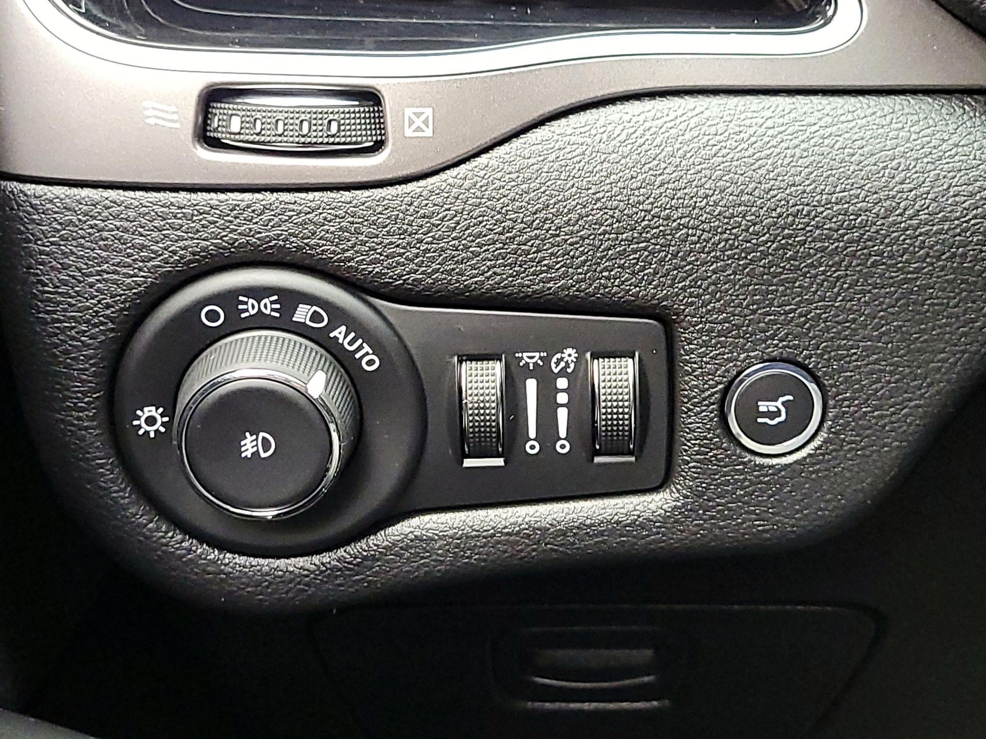 Thumbnail: 2020 Jeep Cherokee - 13