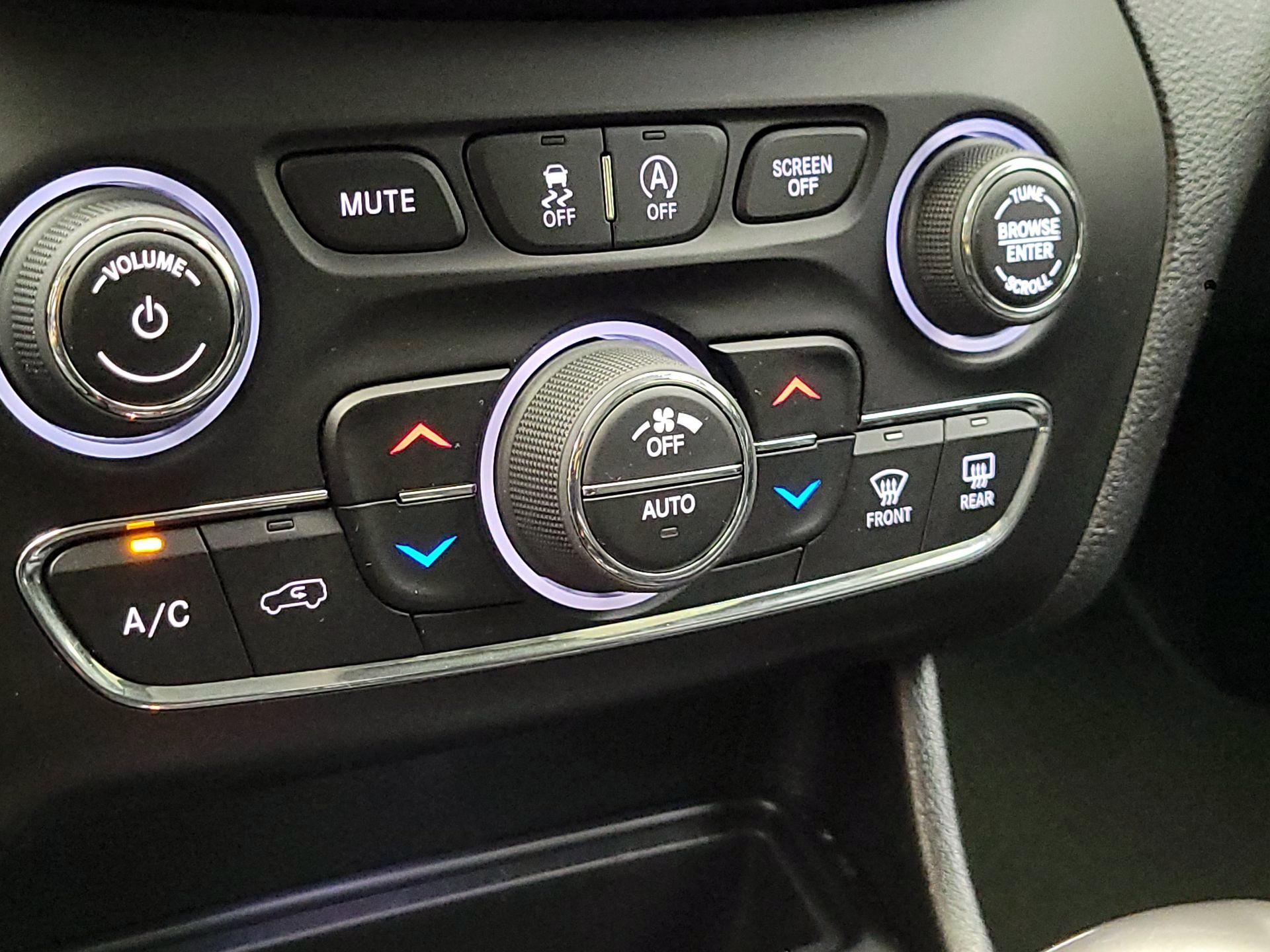 Thumbnail: 2020 Jeep Cherokee - 16