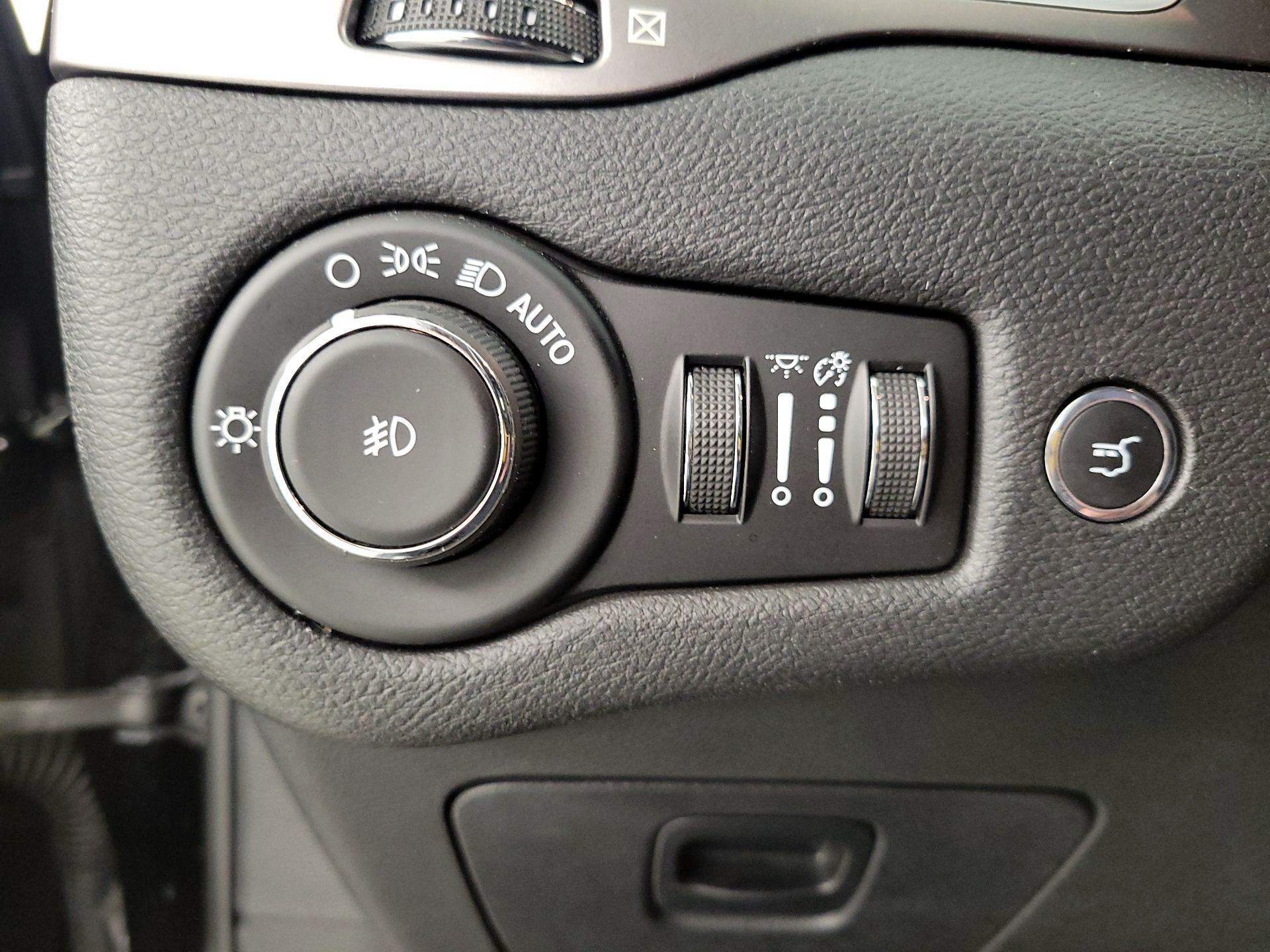 Thumbnail: 2019 Jeep Cherokee - 13