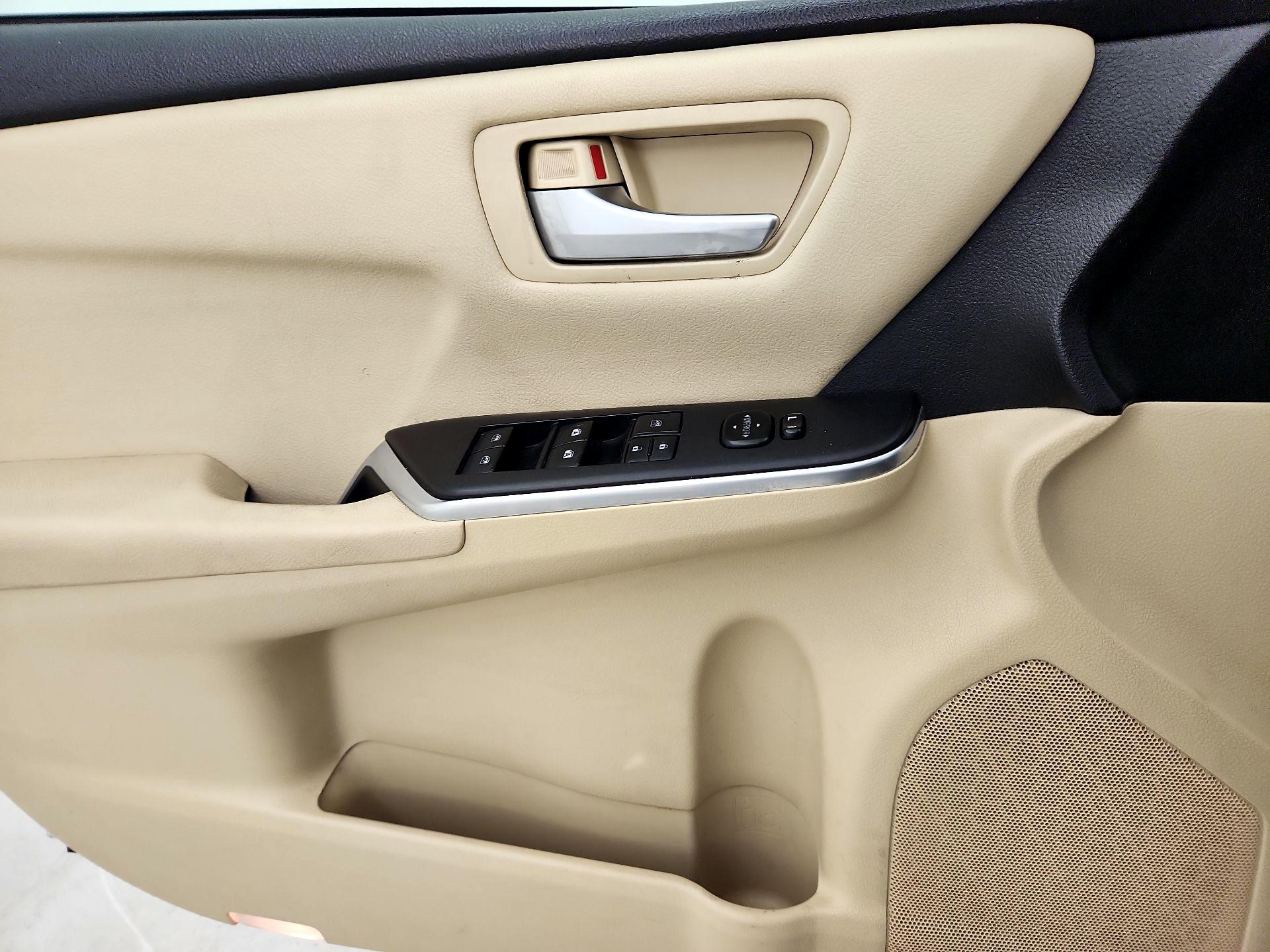 Thumbnail: 2016 Toyota Camry - 12