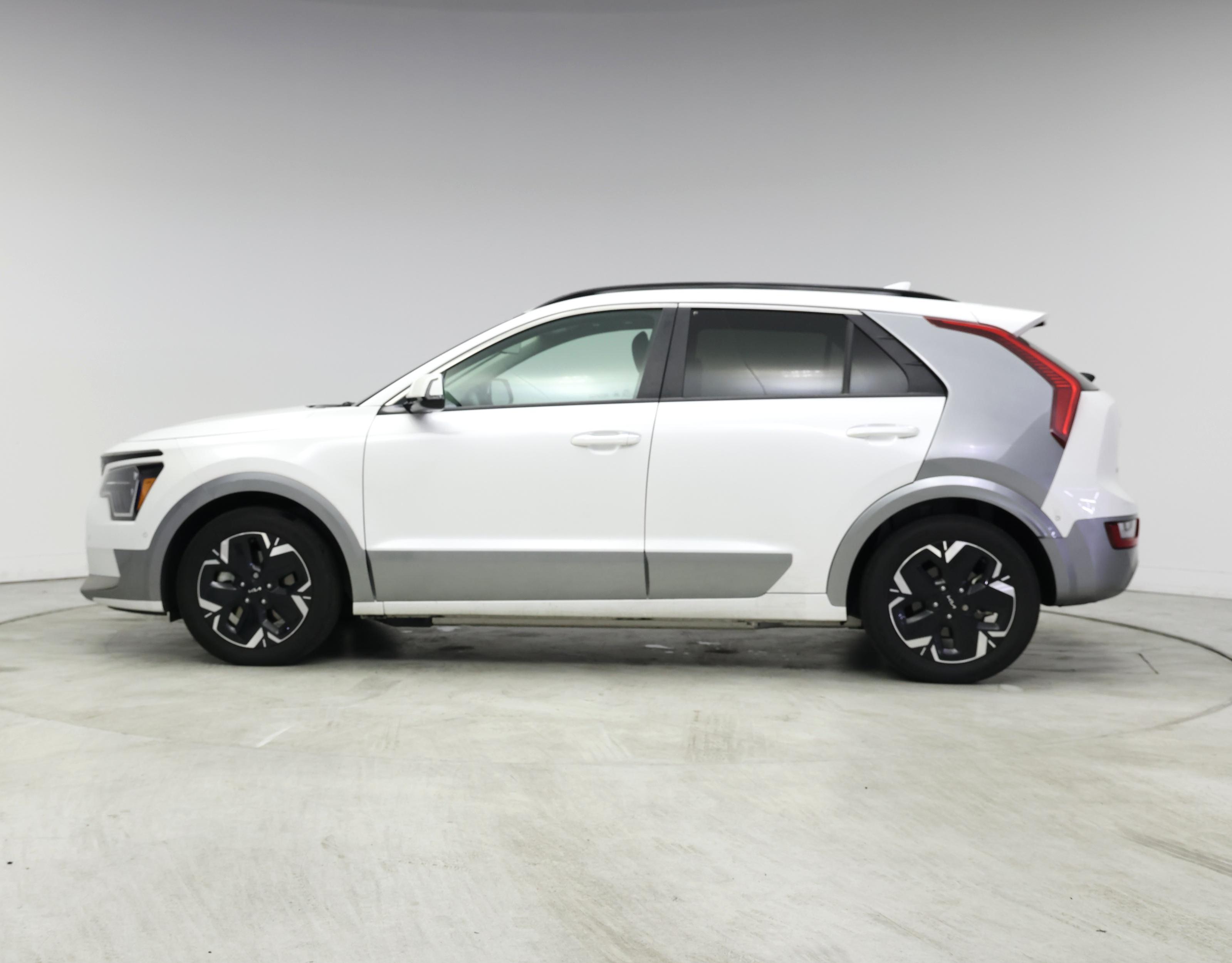 Thumbnail: 2023 Kia Niro - 3
