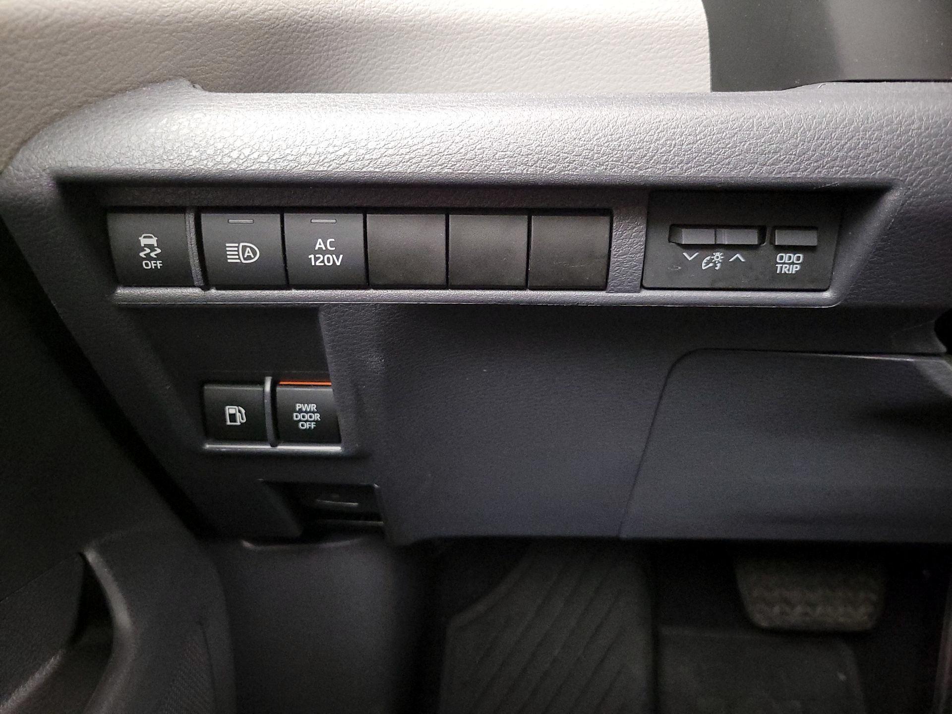 Thumbnail: 2022 Toyota Sienna - 13