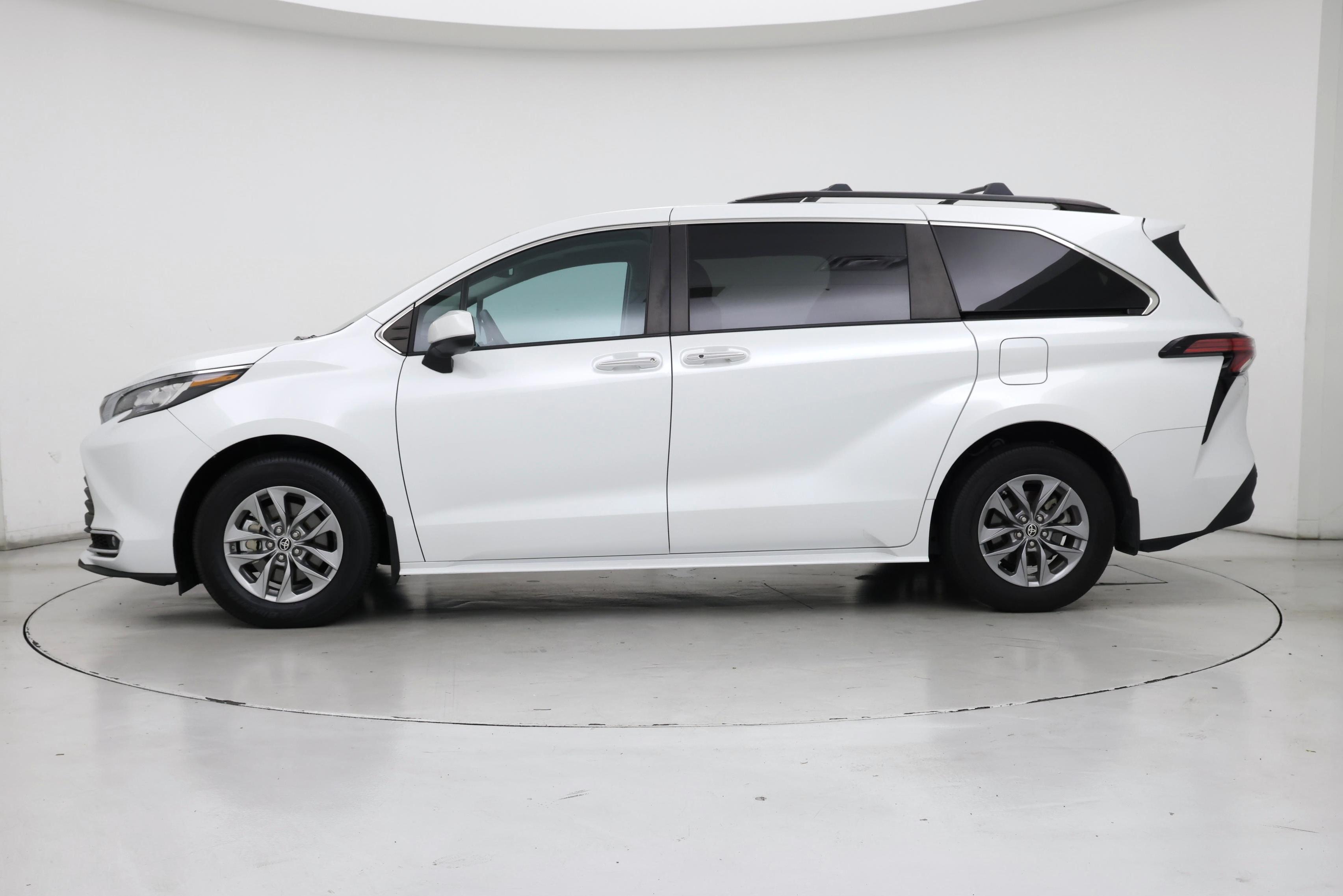 Thumbnail: 2022 Toyota Sienna - 3