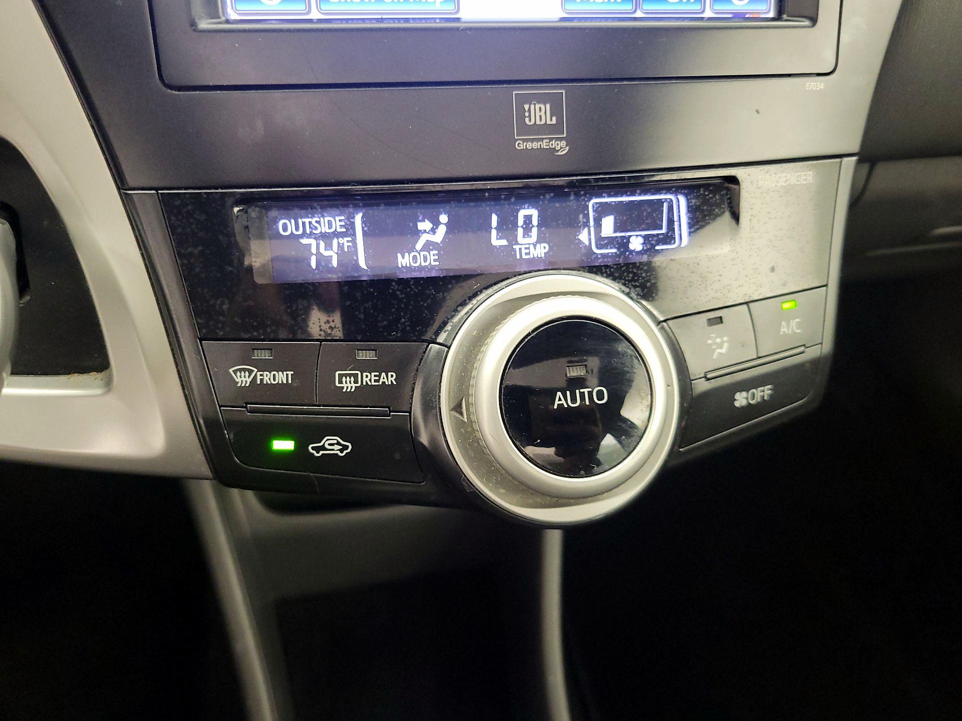 Thumbnail: 2014 Toyota Prius v - 16