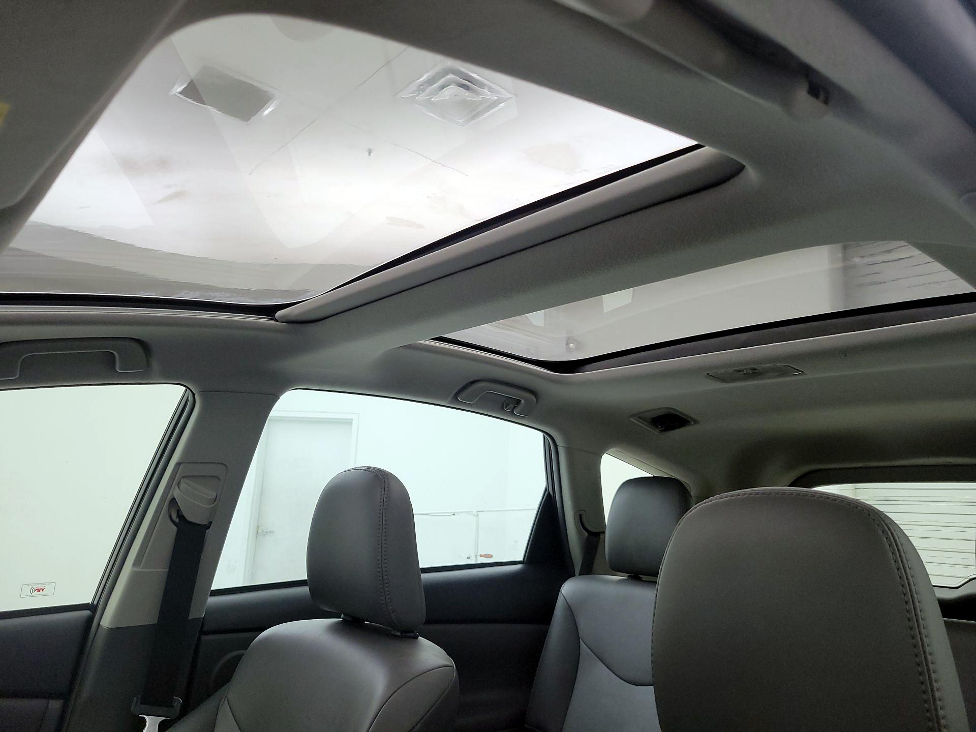 Thumbnail: 2014 Toyota Prius v - 18