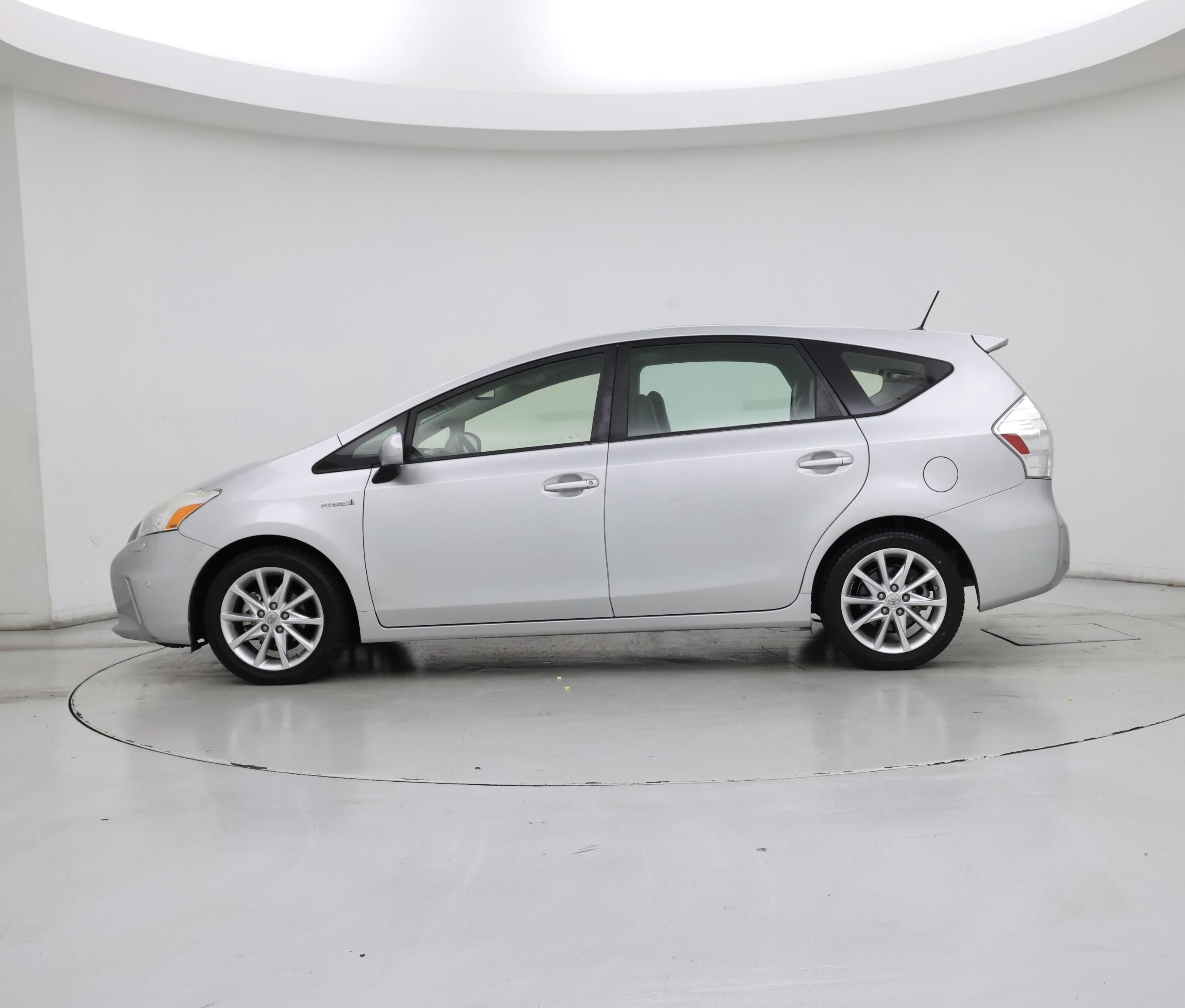 Thumbnail: 2014 Toyota Prius v - 3