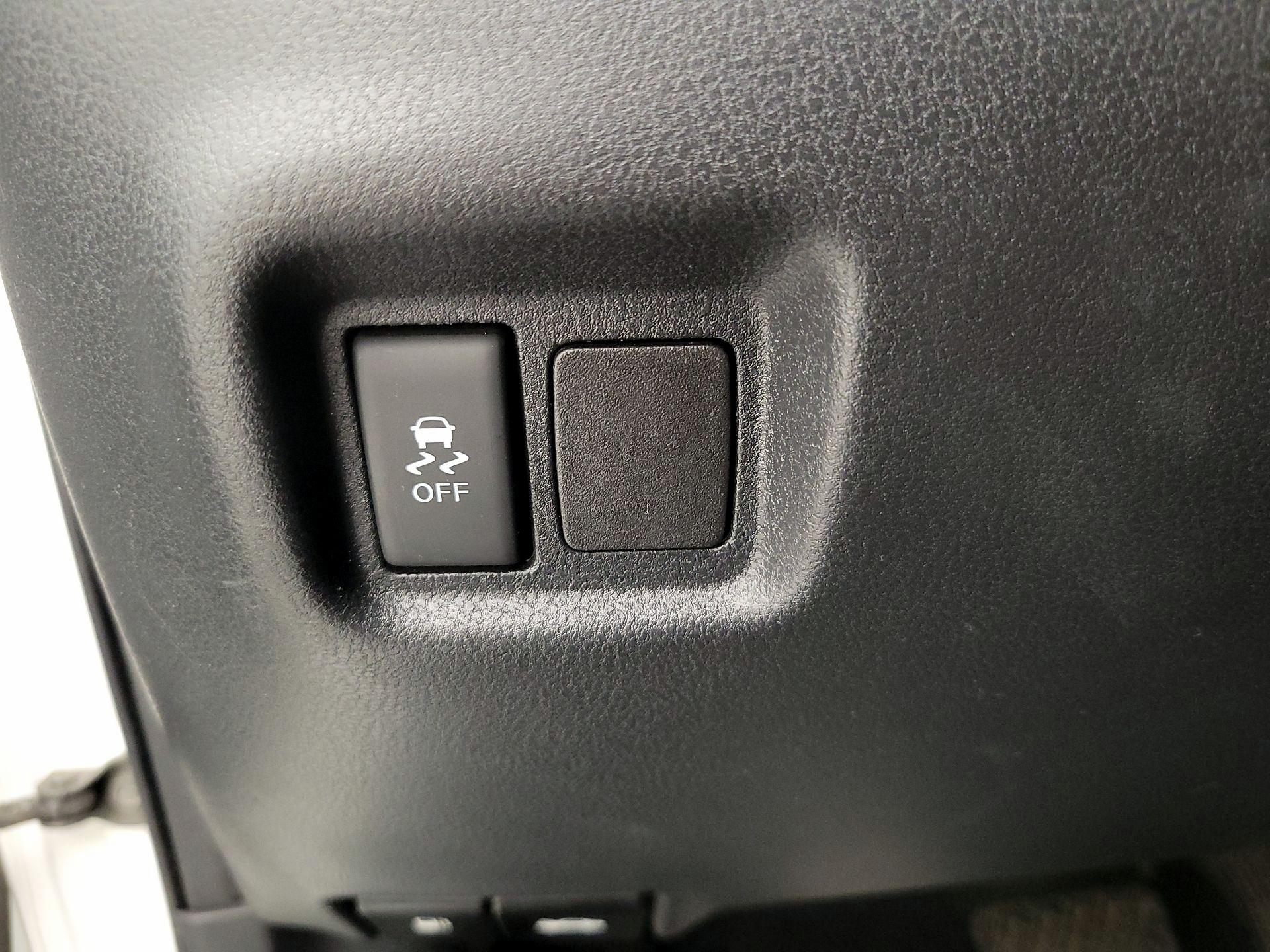 Thumbnail: 2014 Nissan Versa Note - 13