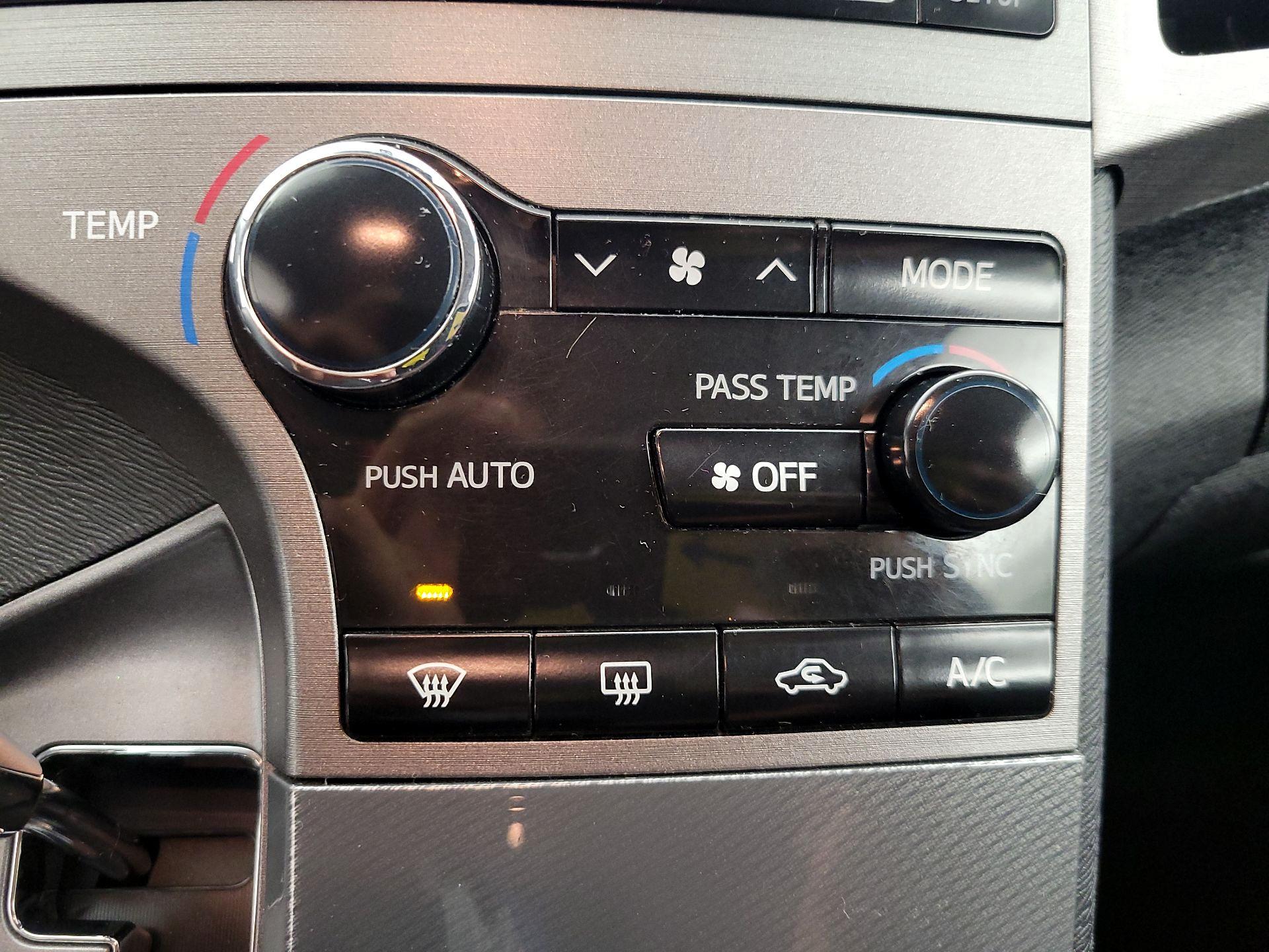 Thumbnail: 2013 Toyota Venza - 16