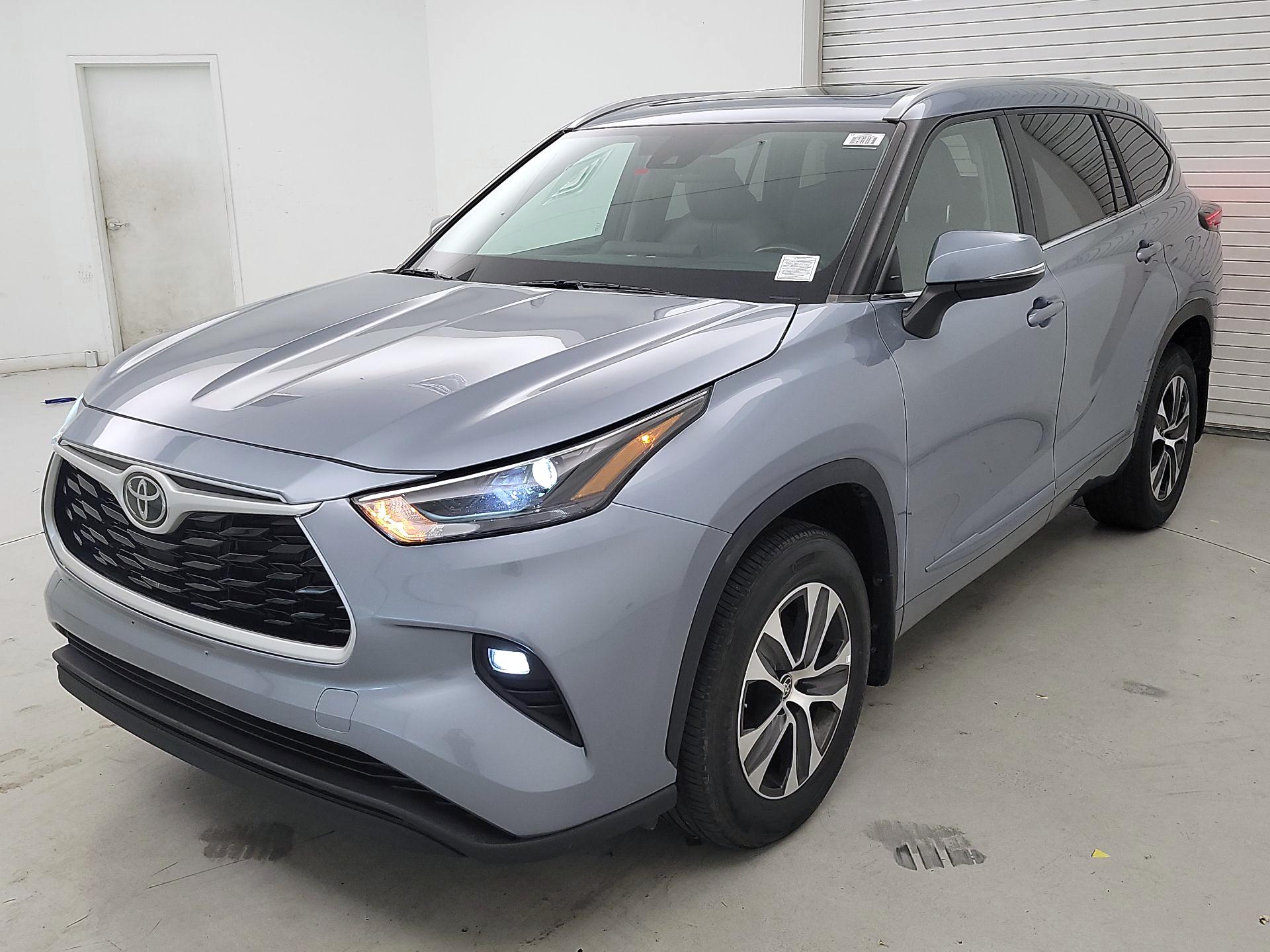 Thumbnail: 2023 Toyota Highlander - 3