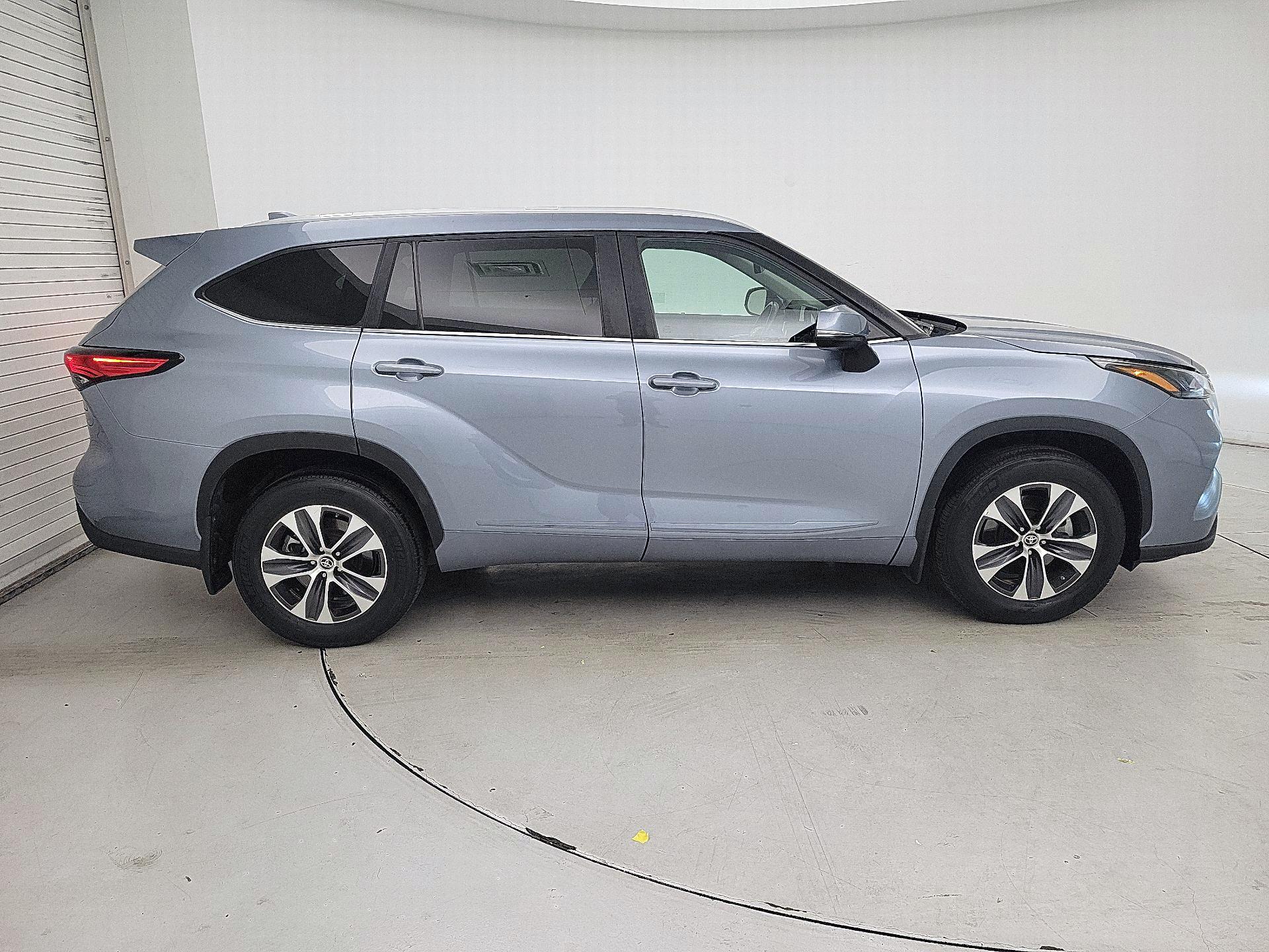 Thumbnail: 2023 Toyota Highlander - 4