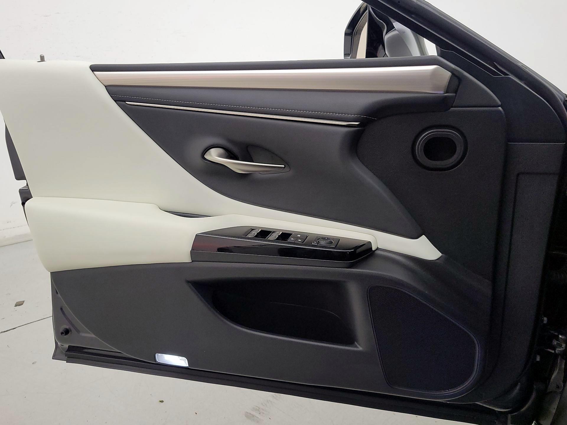 Thumbnail: 2022 Lexus ES - 12