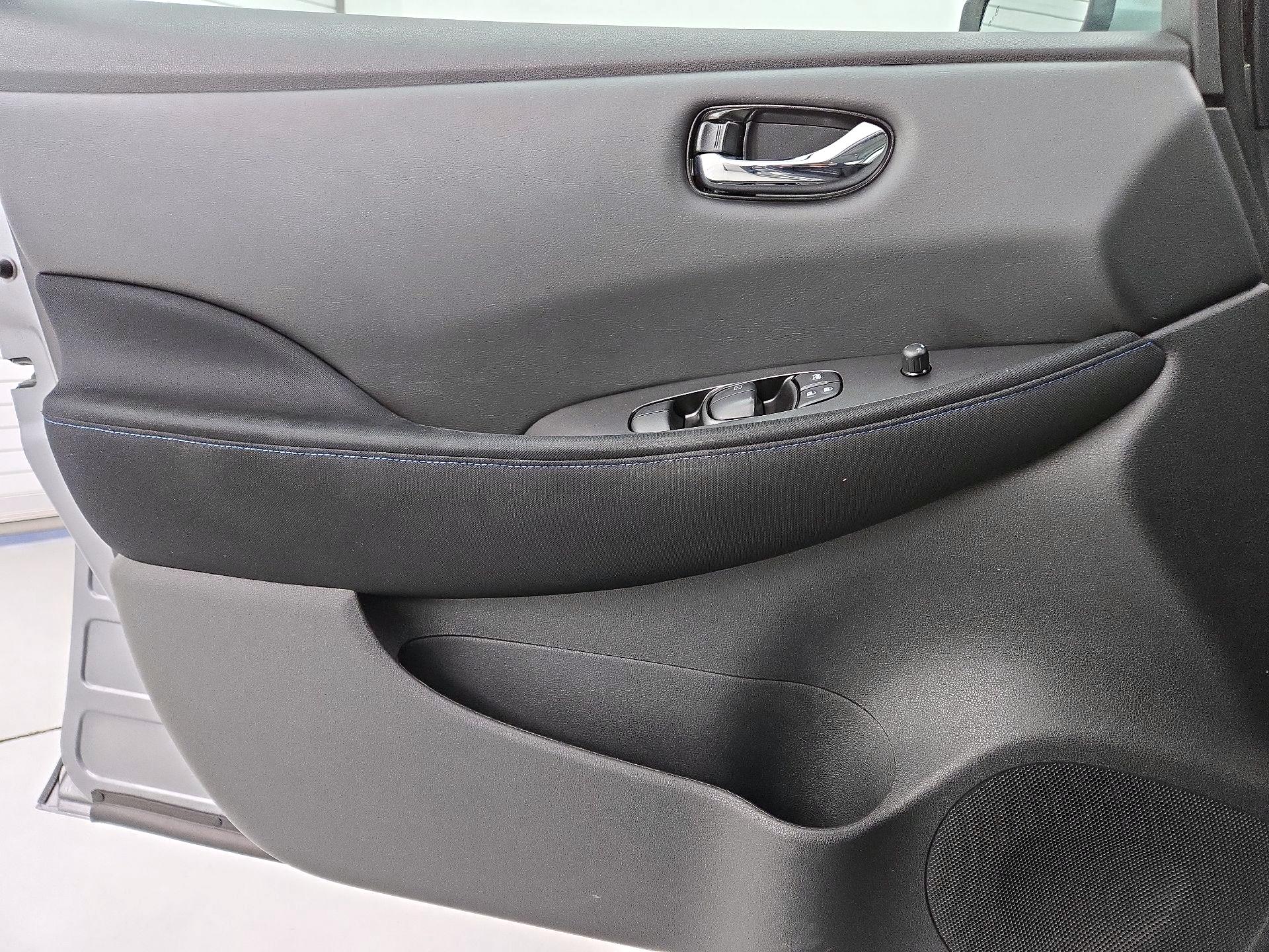 Thumbnail: 2021 Nissan Leaf - 12