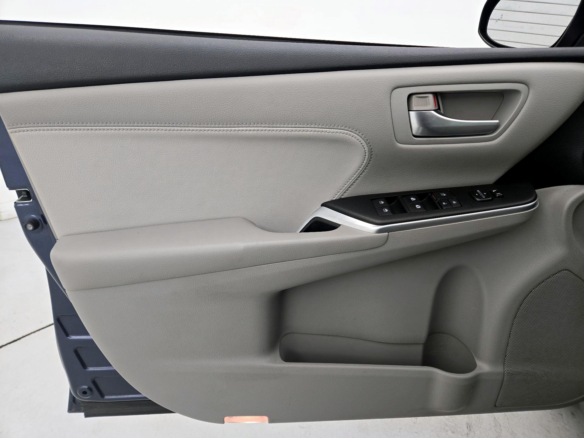 Thumbnail: 2015 Toyota Camry - 12