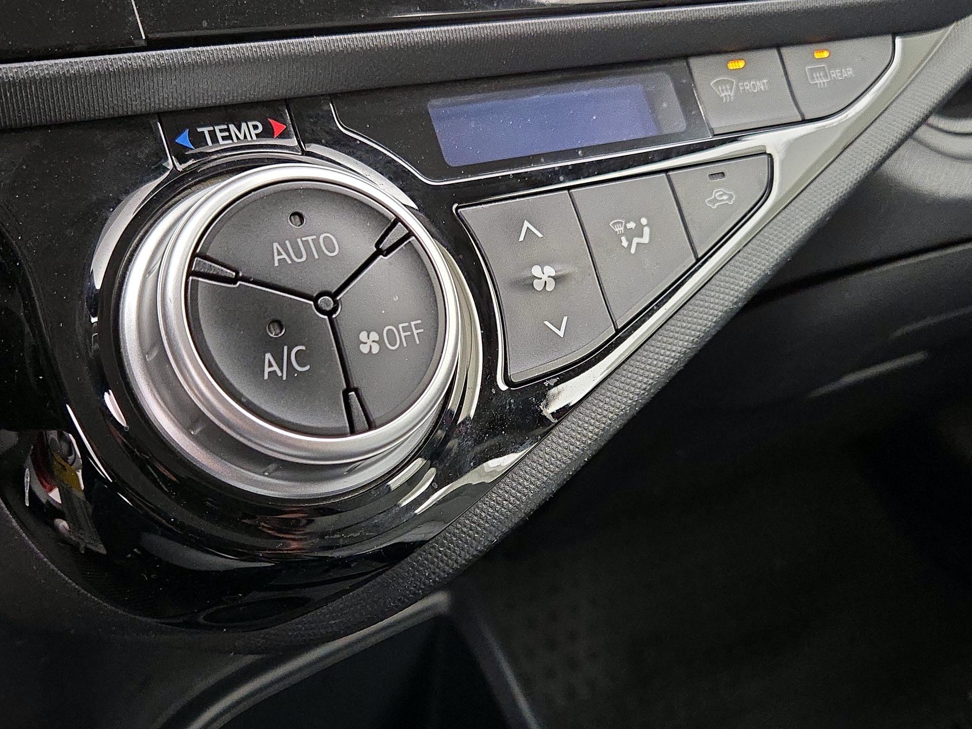 Thumbnail: 2017 Toyota Prius c - 15