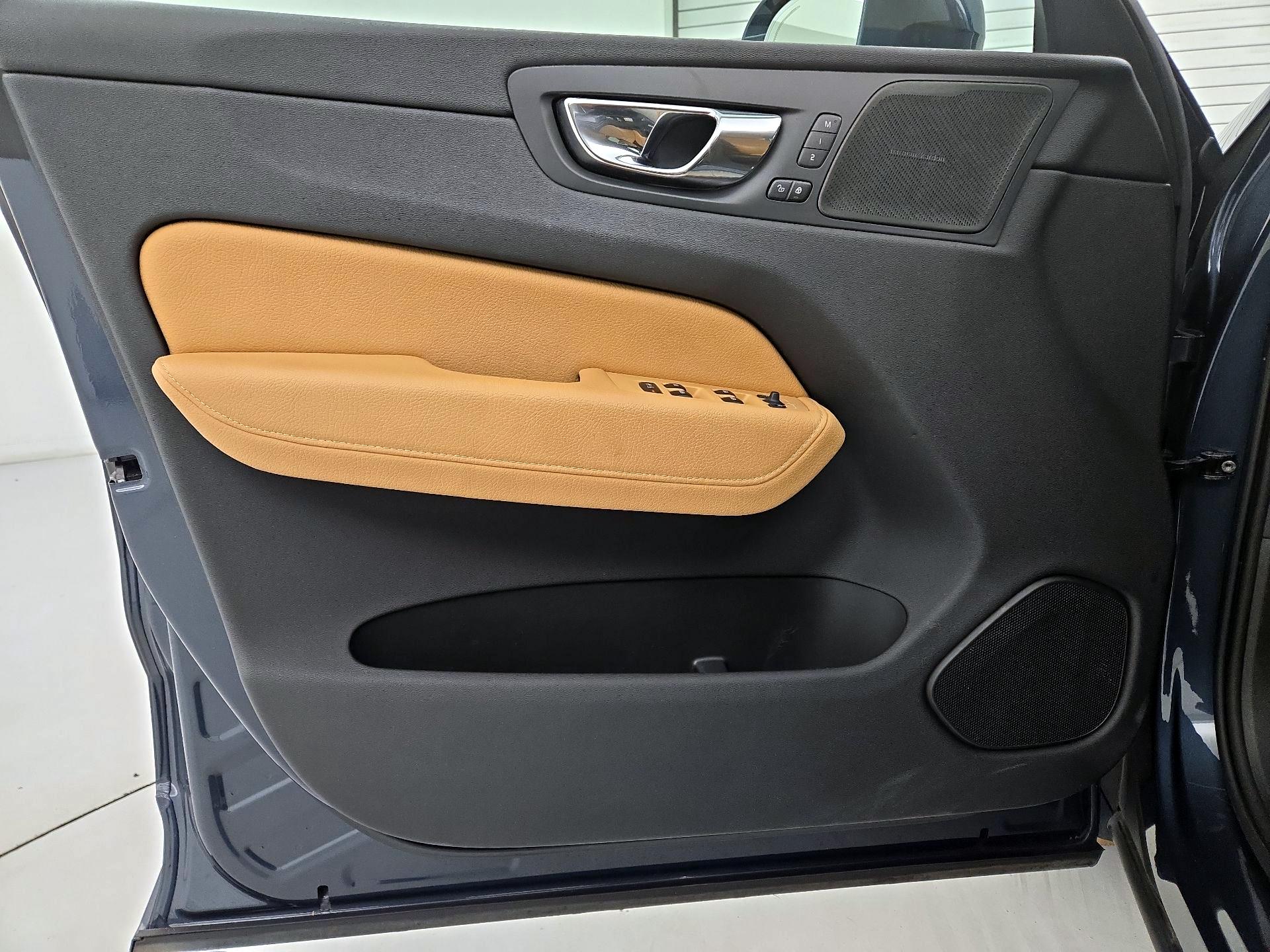 Thumbnail: 2020 Volvo XC60 - 10