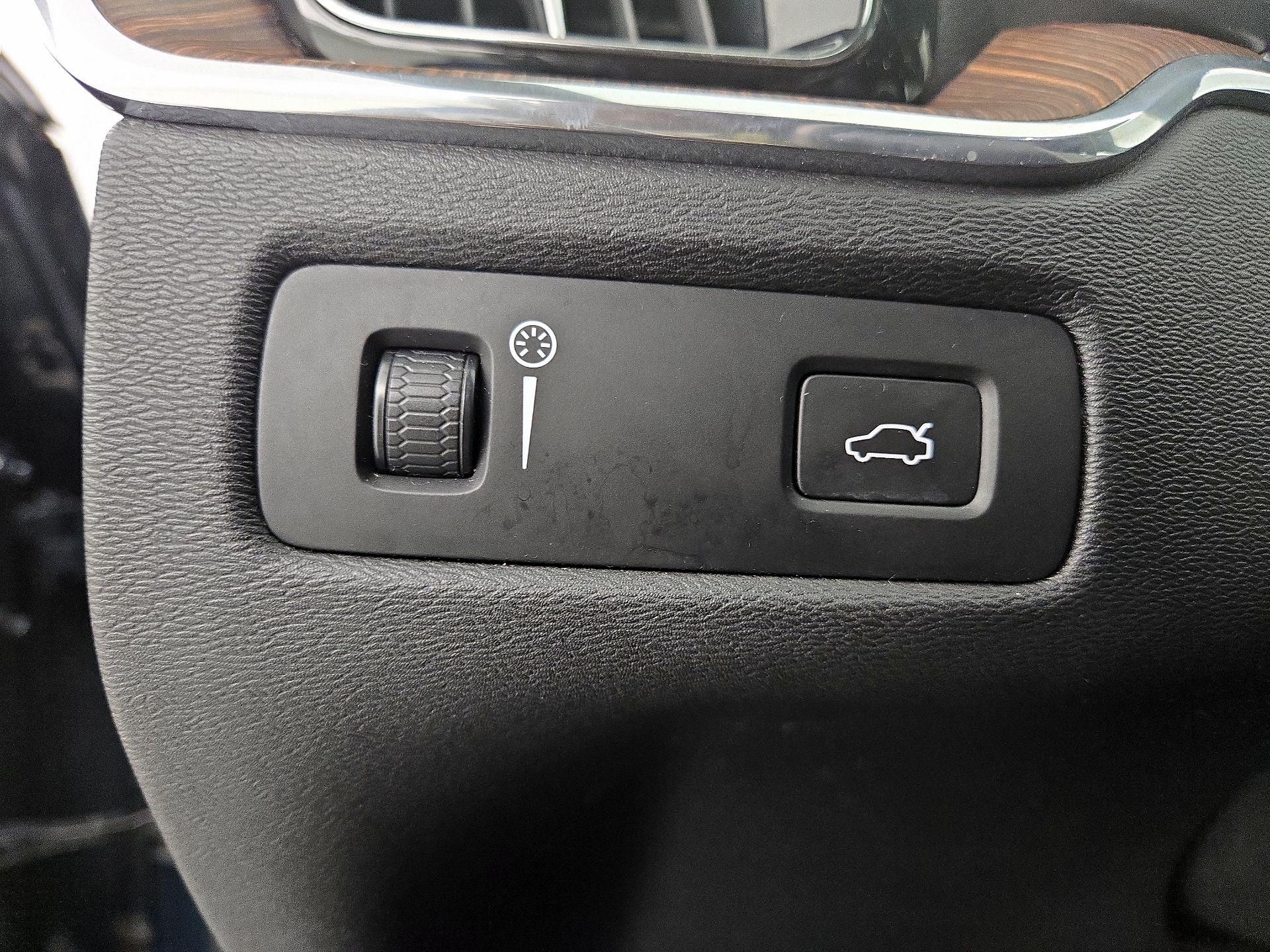 Thumbnail: 2020 Volvo XC60 - 11