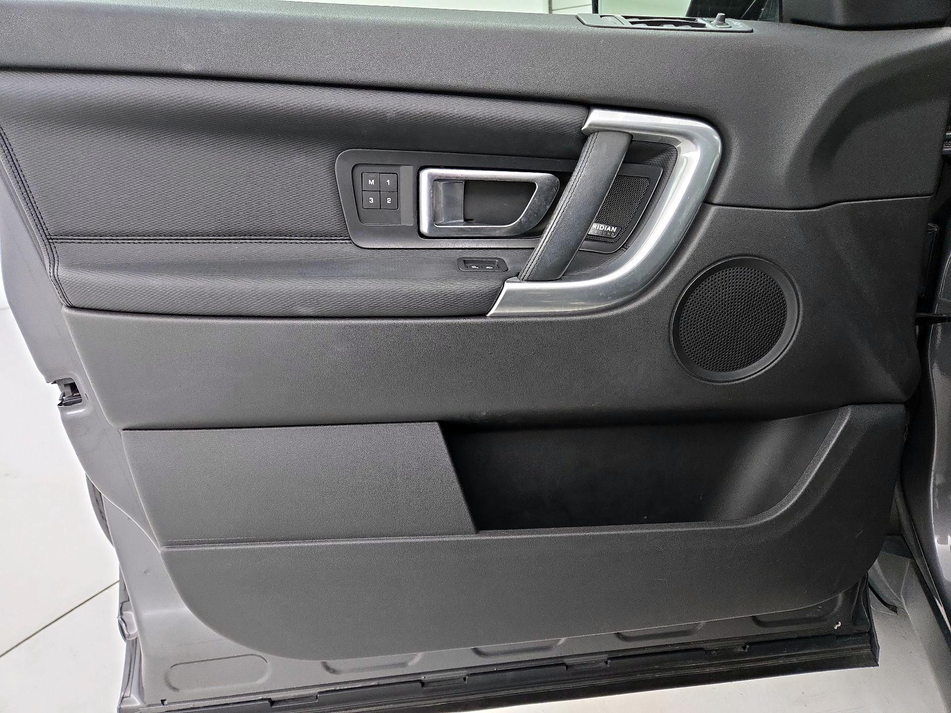Thumbnail: 2019 Land Rover Discovery Sport - 10