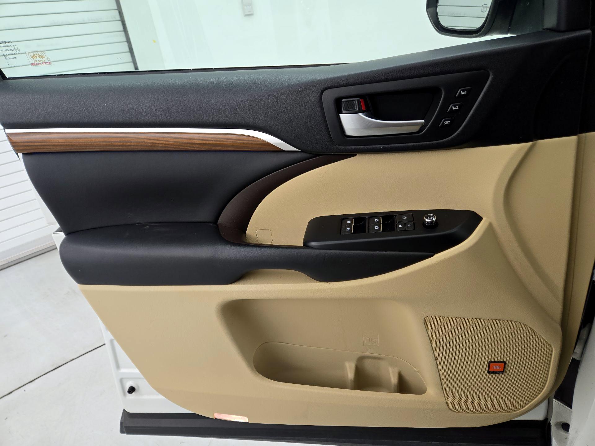Thumbnail: 2019 Toyota Highlander - 12